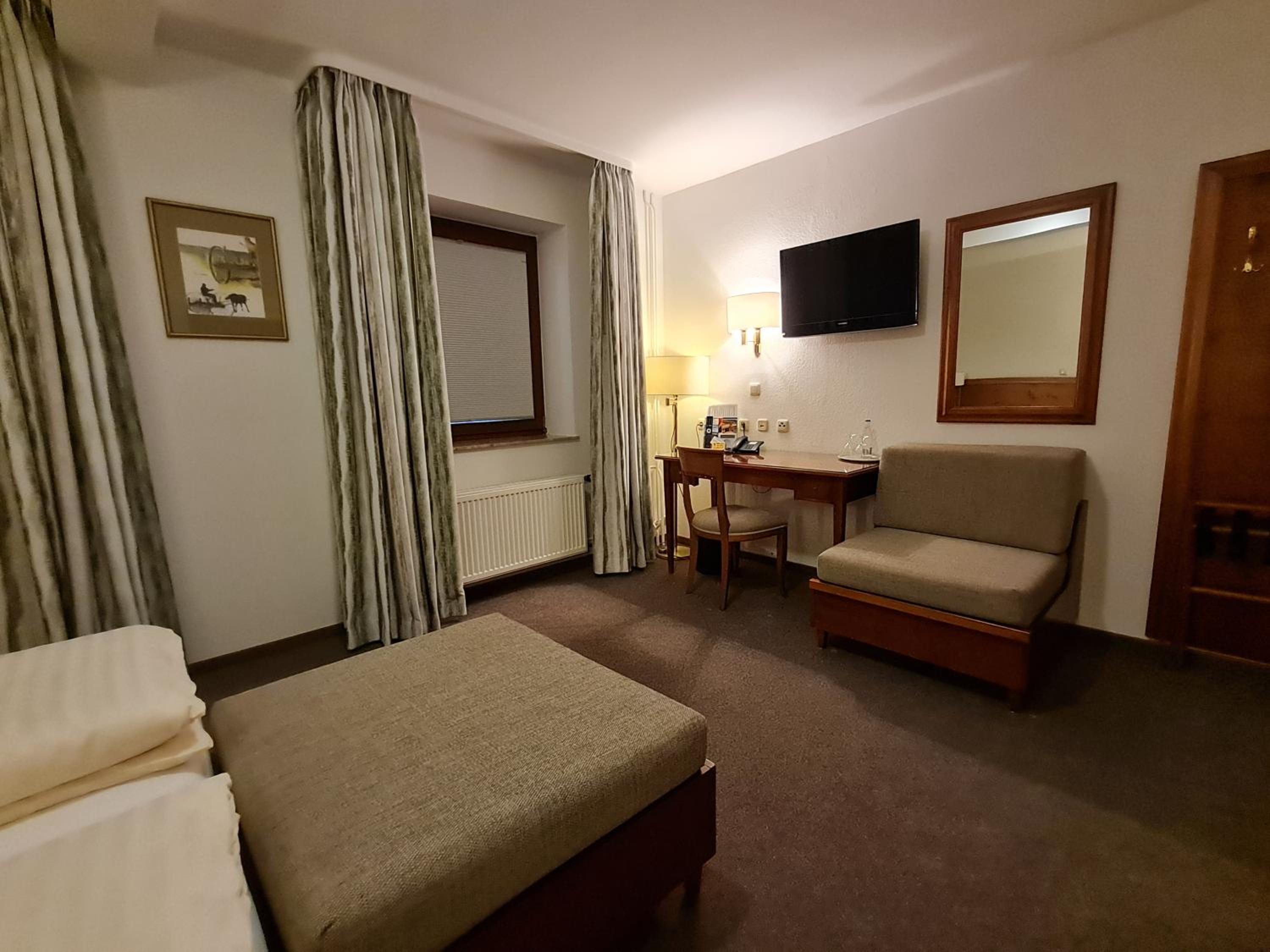 Large Double or Twin Room - Photo 12