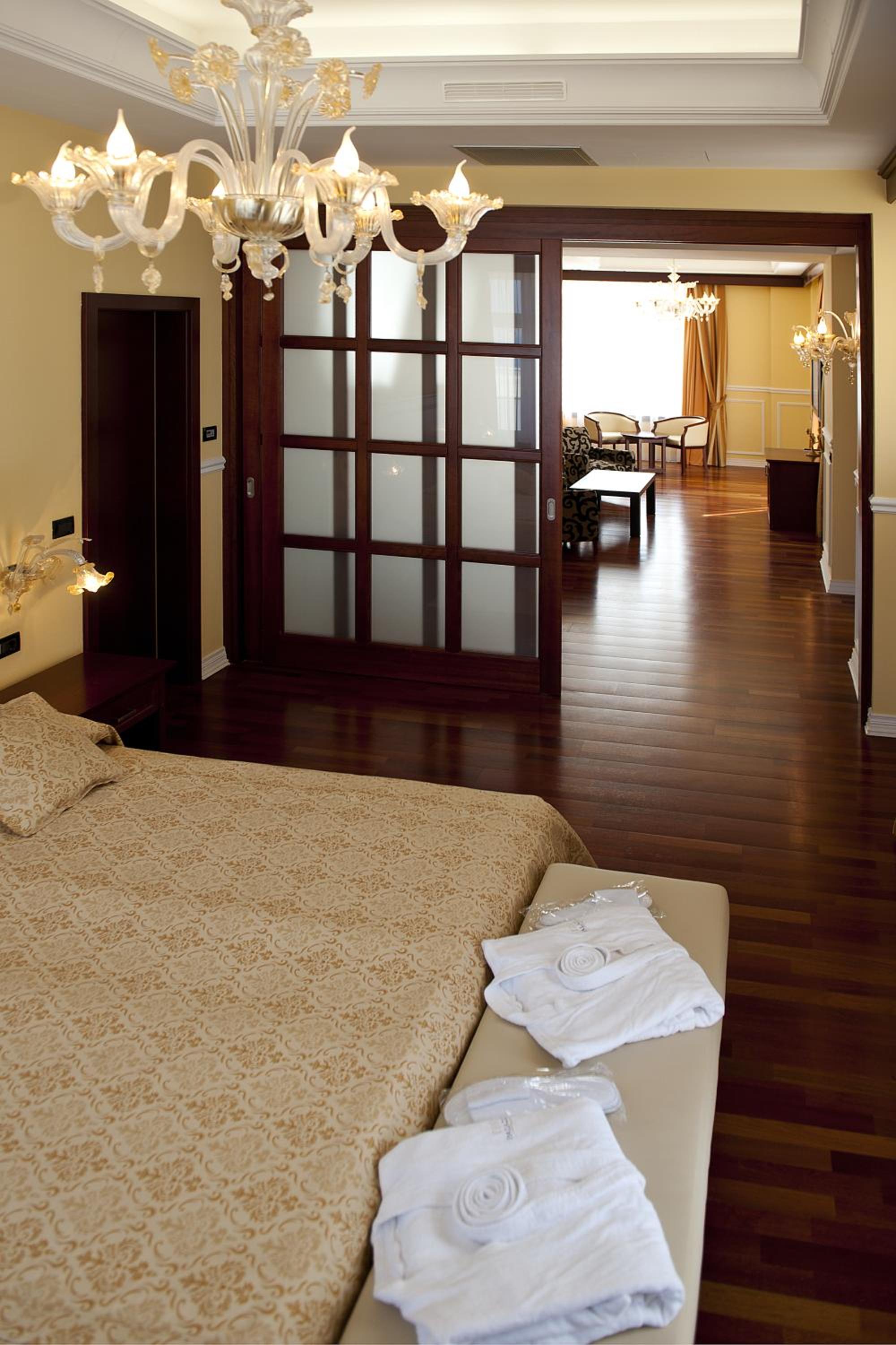 Suite - Photo 5