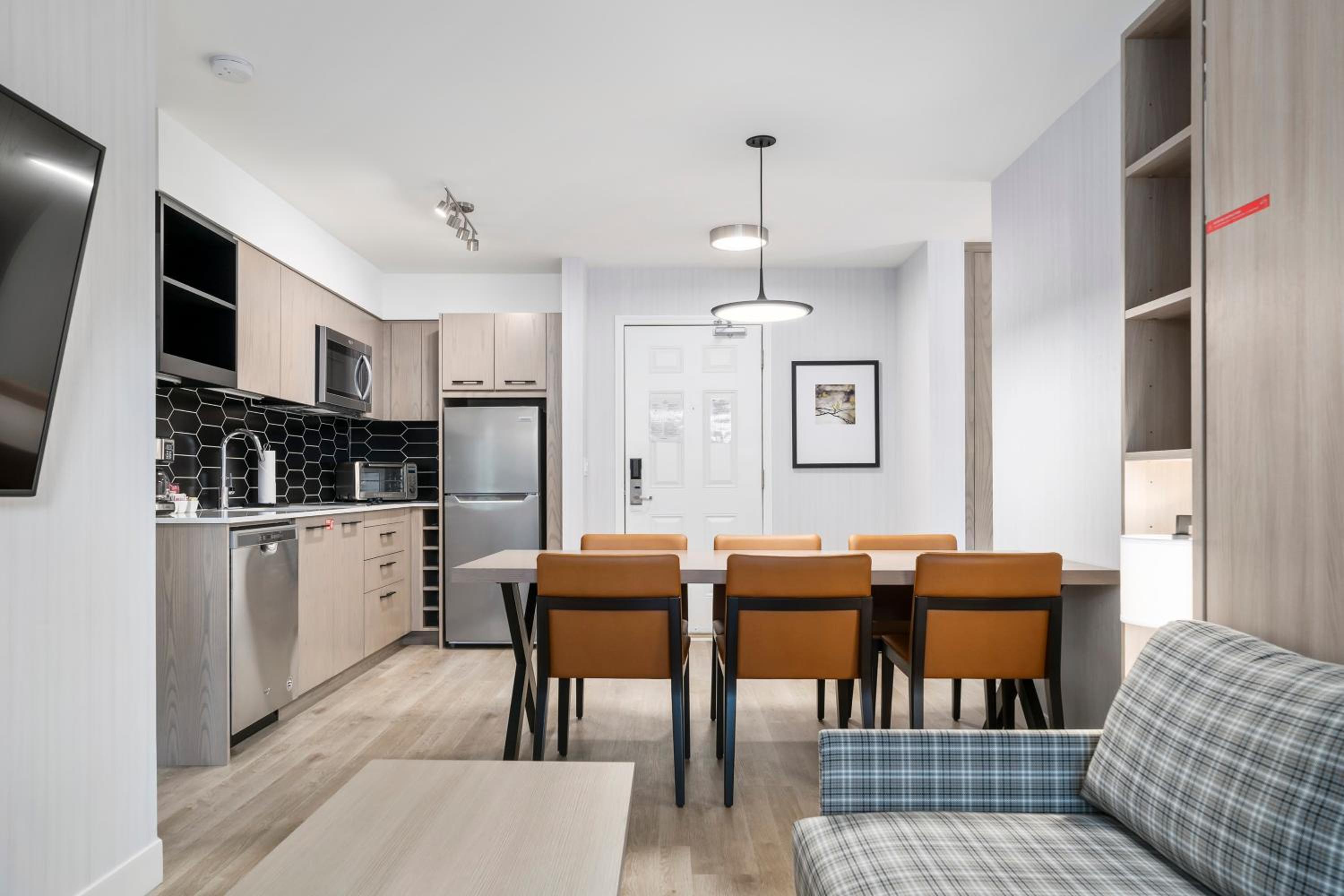 Deluxe Two-Bedroom Suite - Mountain View