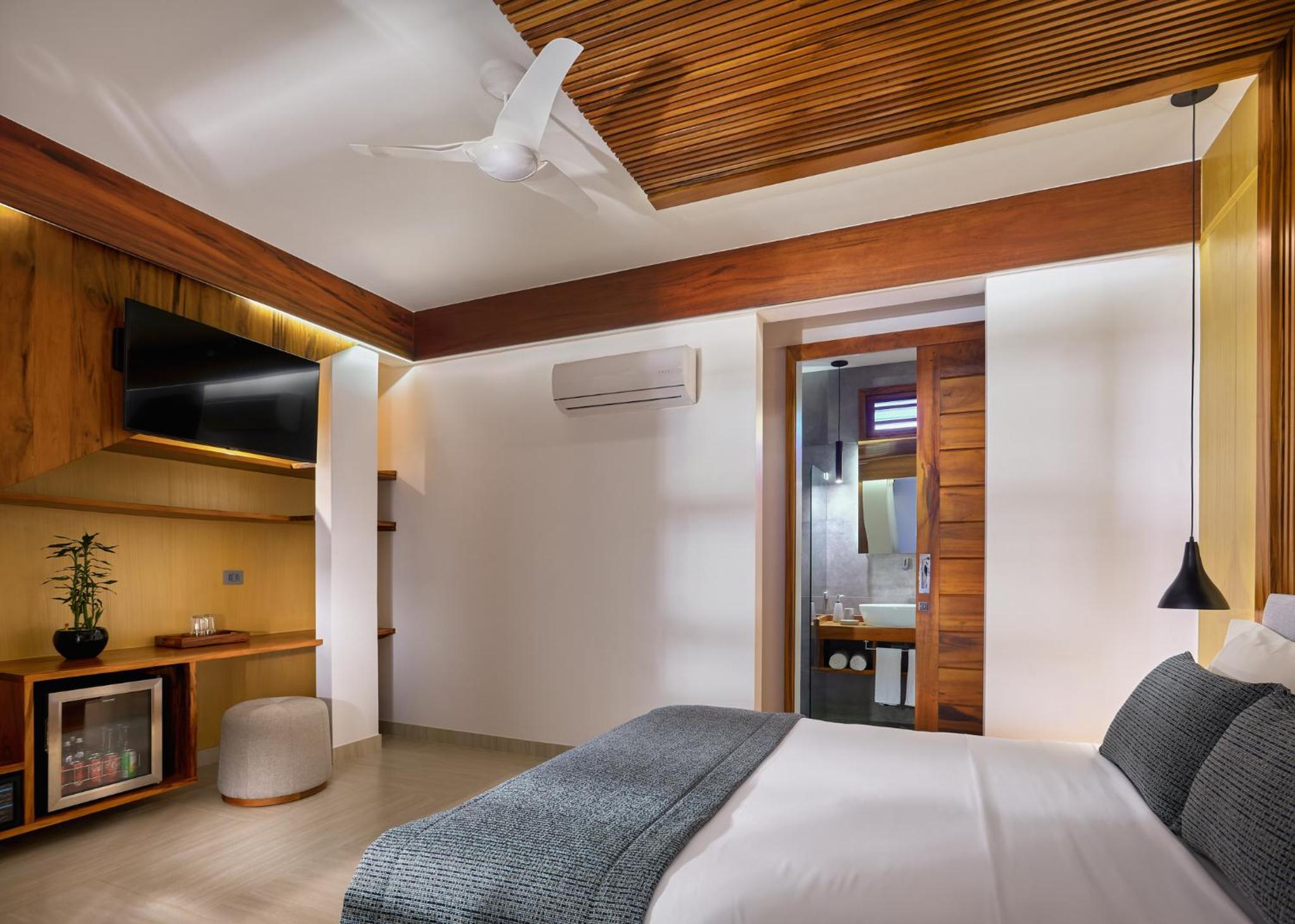 SUÍTE QUADRUPLA TÉRREO CAMA QUEEN + BICAMA
