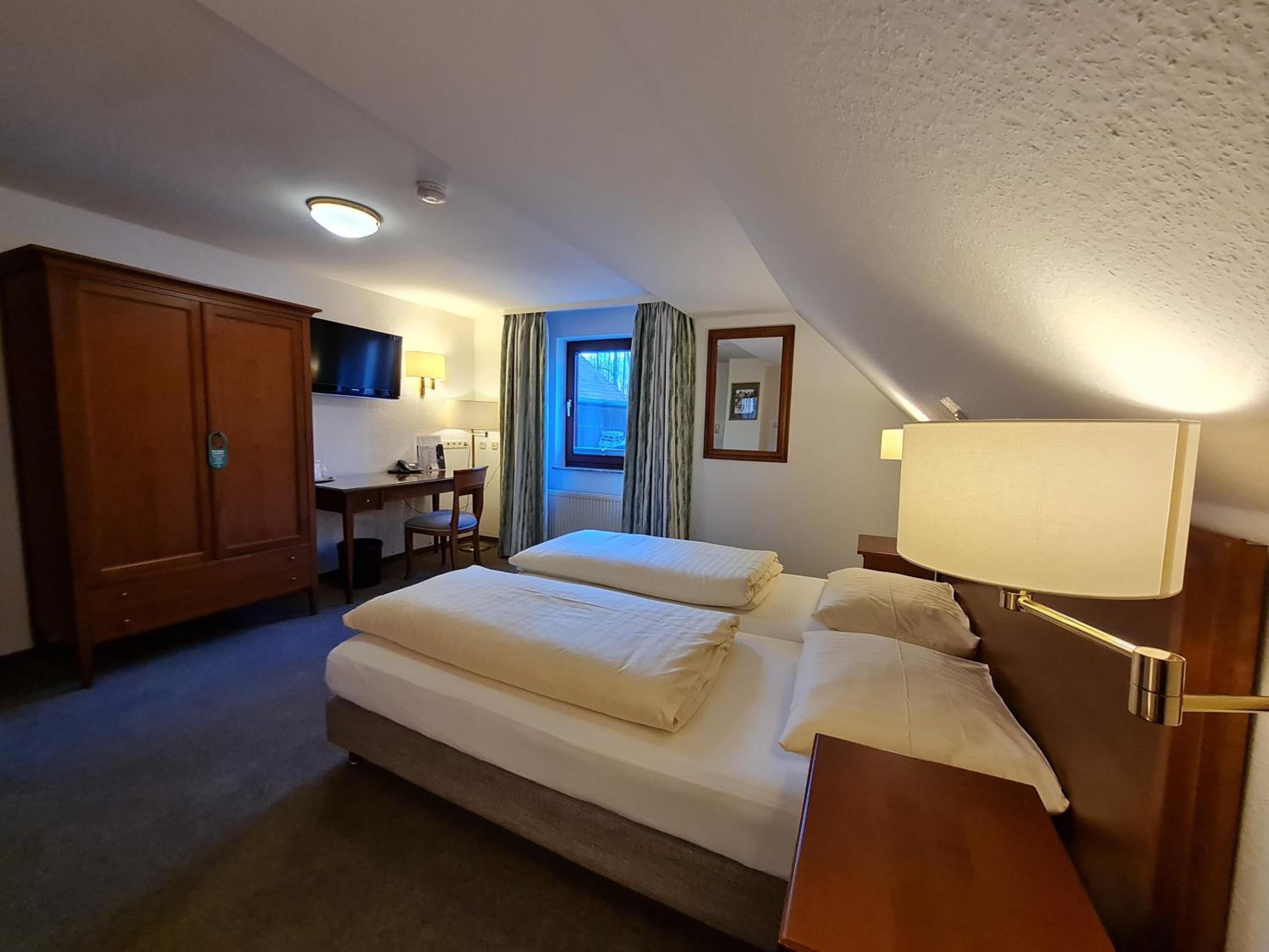 Double or Twin Room - Photo 11