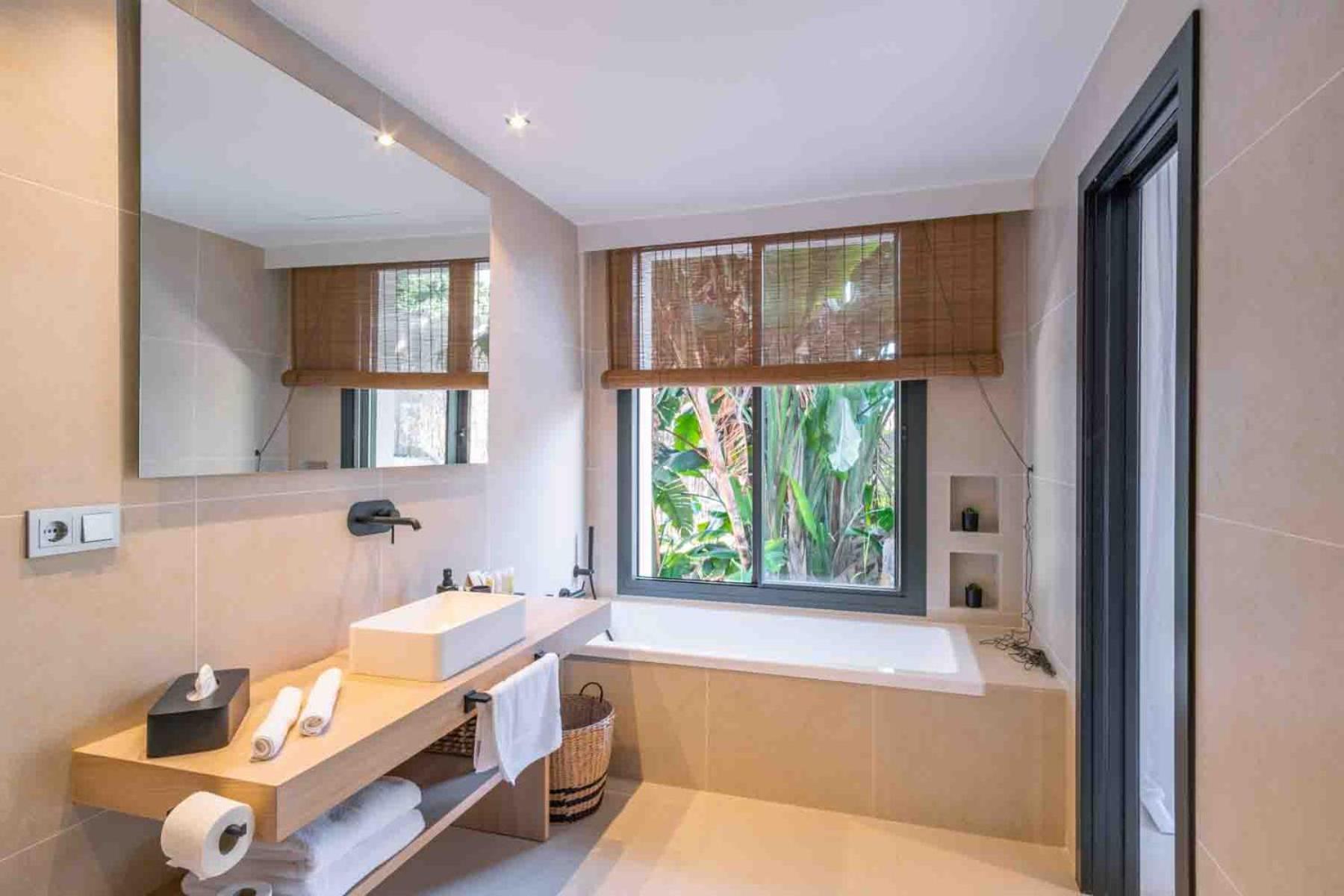 Luxury Triple Room - Photo 11