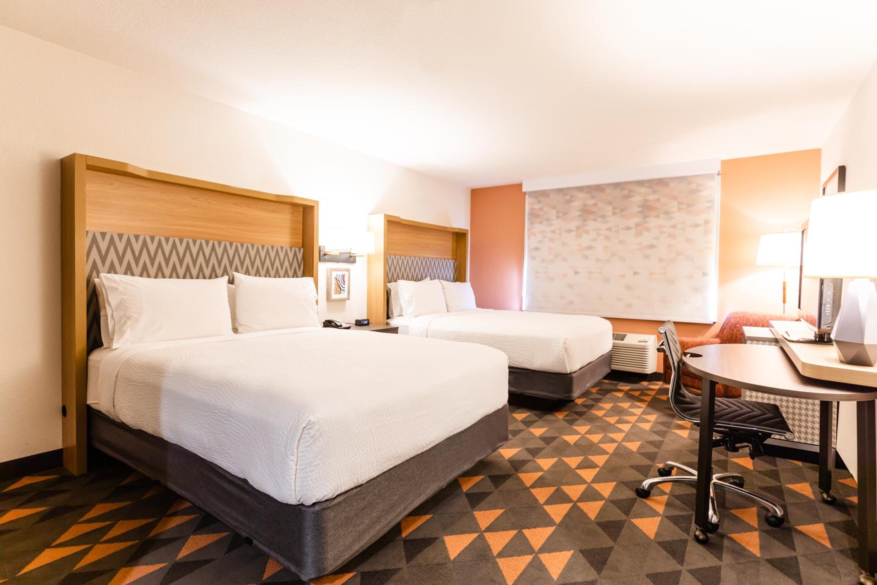 Standard Room with Two Queen Beds - Photo 1
