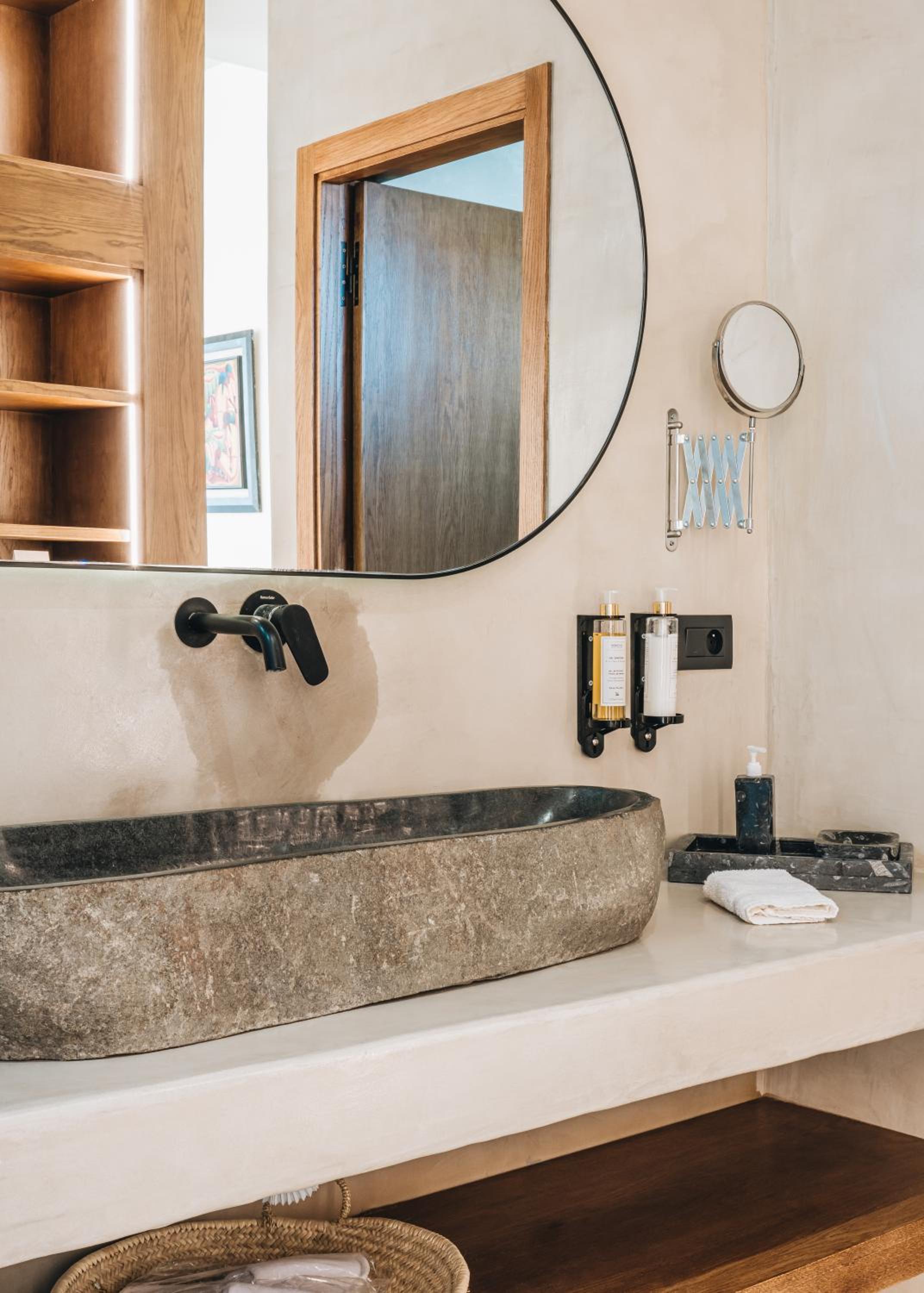 Premium Waterfront Suite - Photo 10