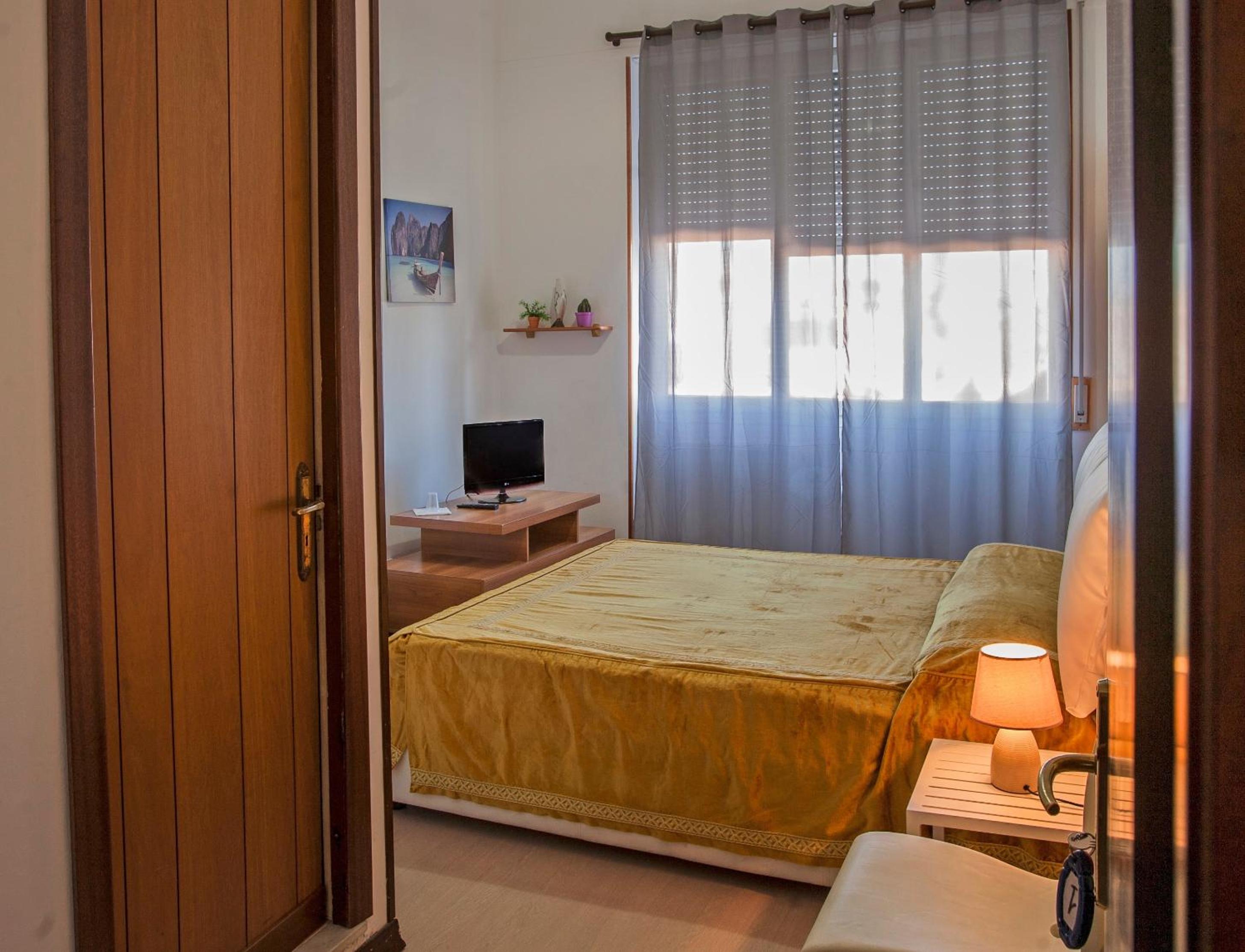 Double or Twin Room - Photo 5