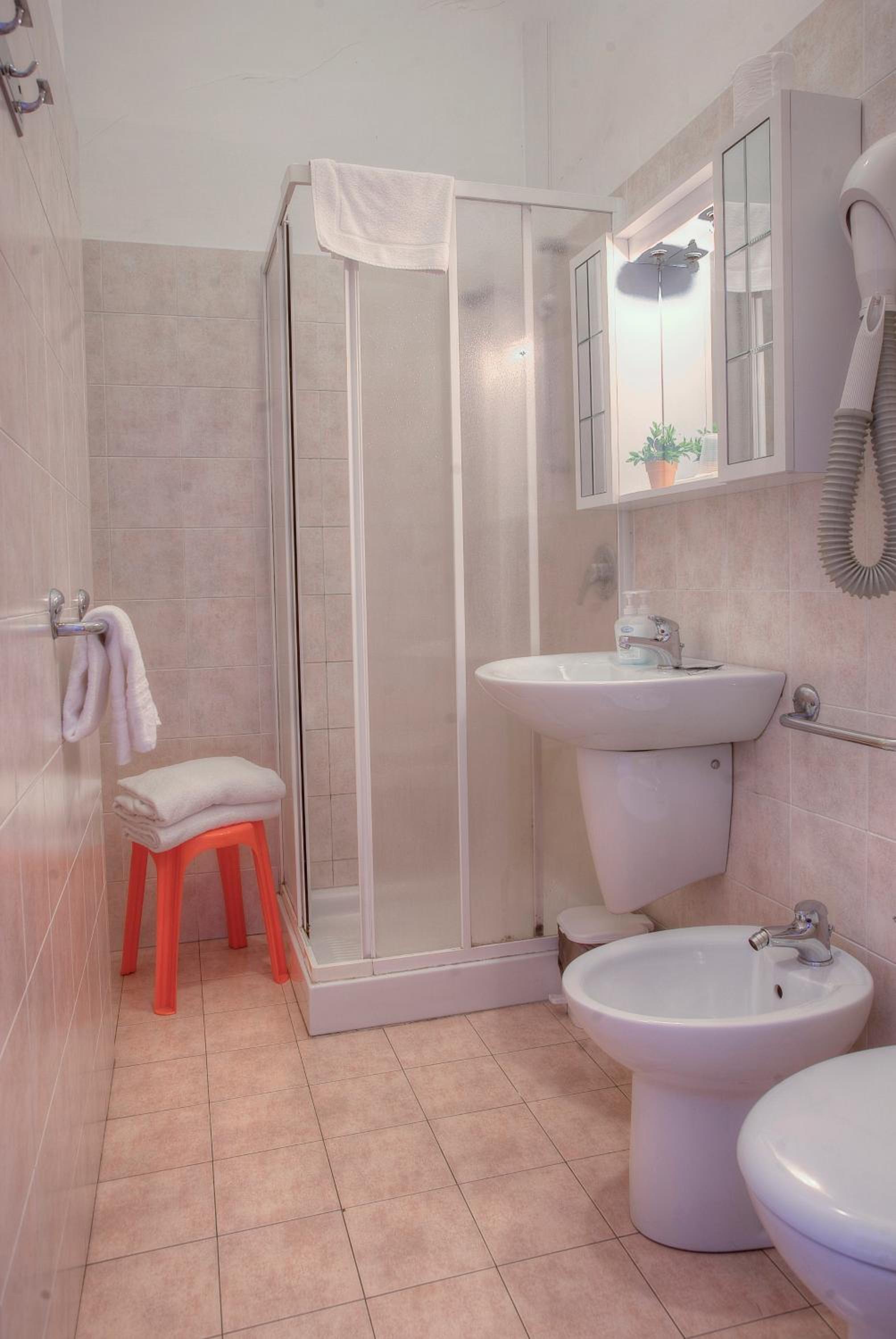 Double or Twin Room - Photo 13
