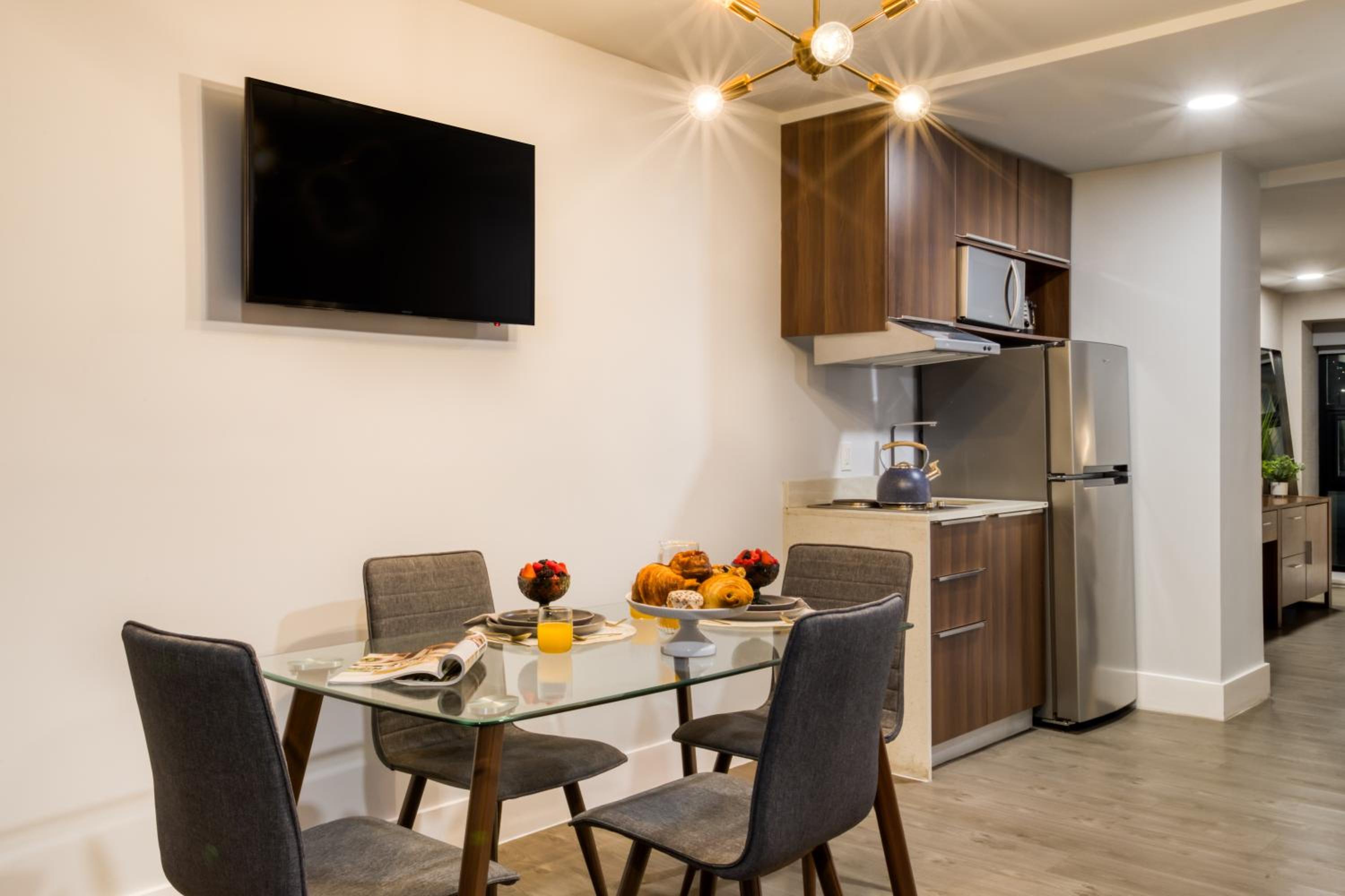 Stylish Apartment - Photo 2
