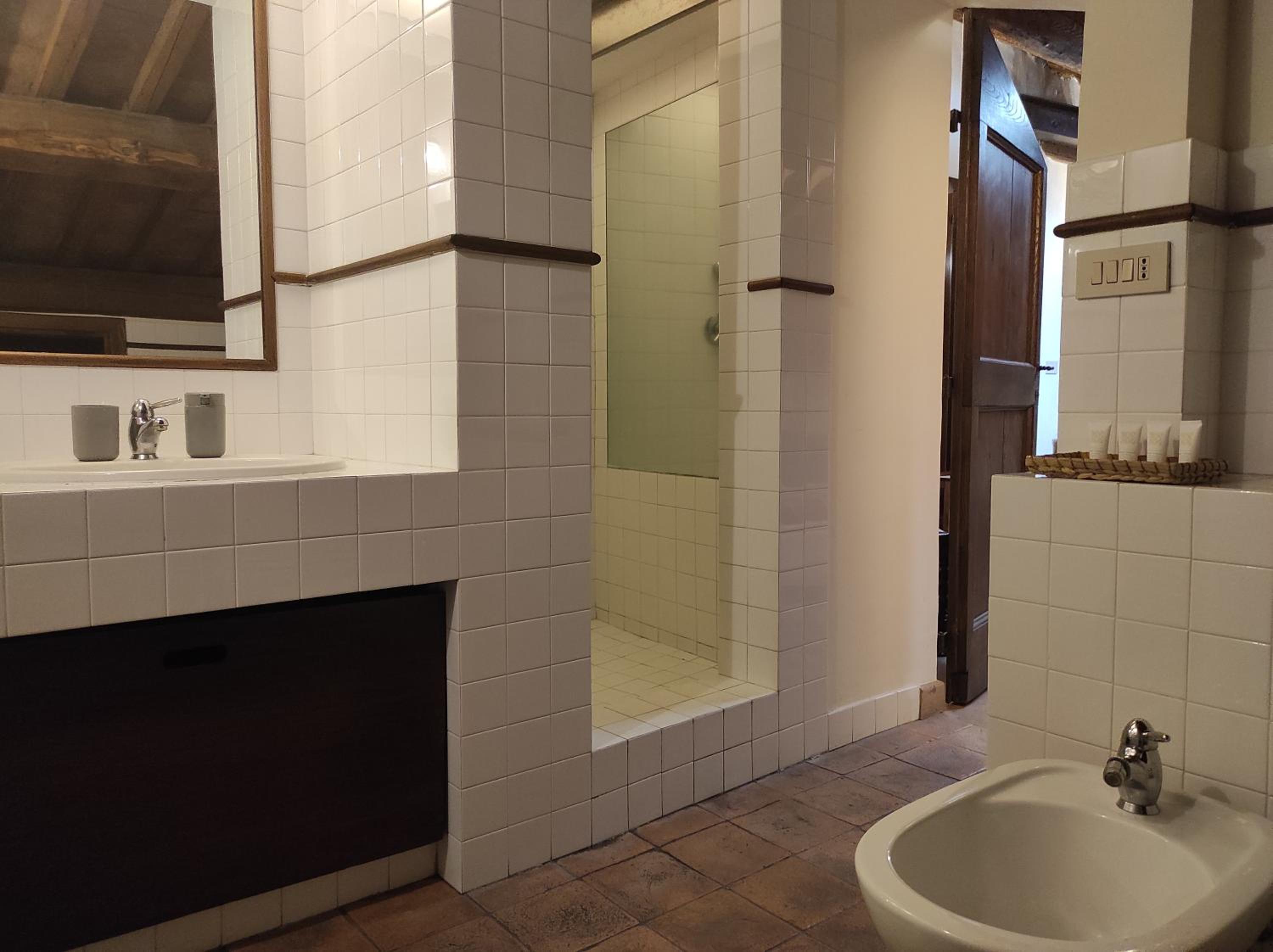 Double Room with Two Double Beds with Shower photo 3