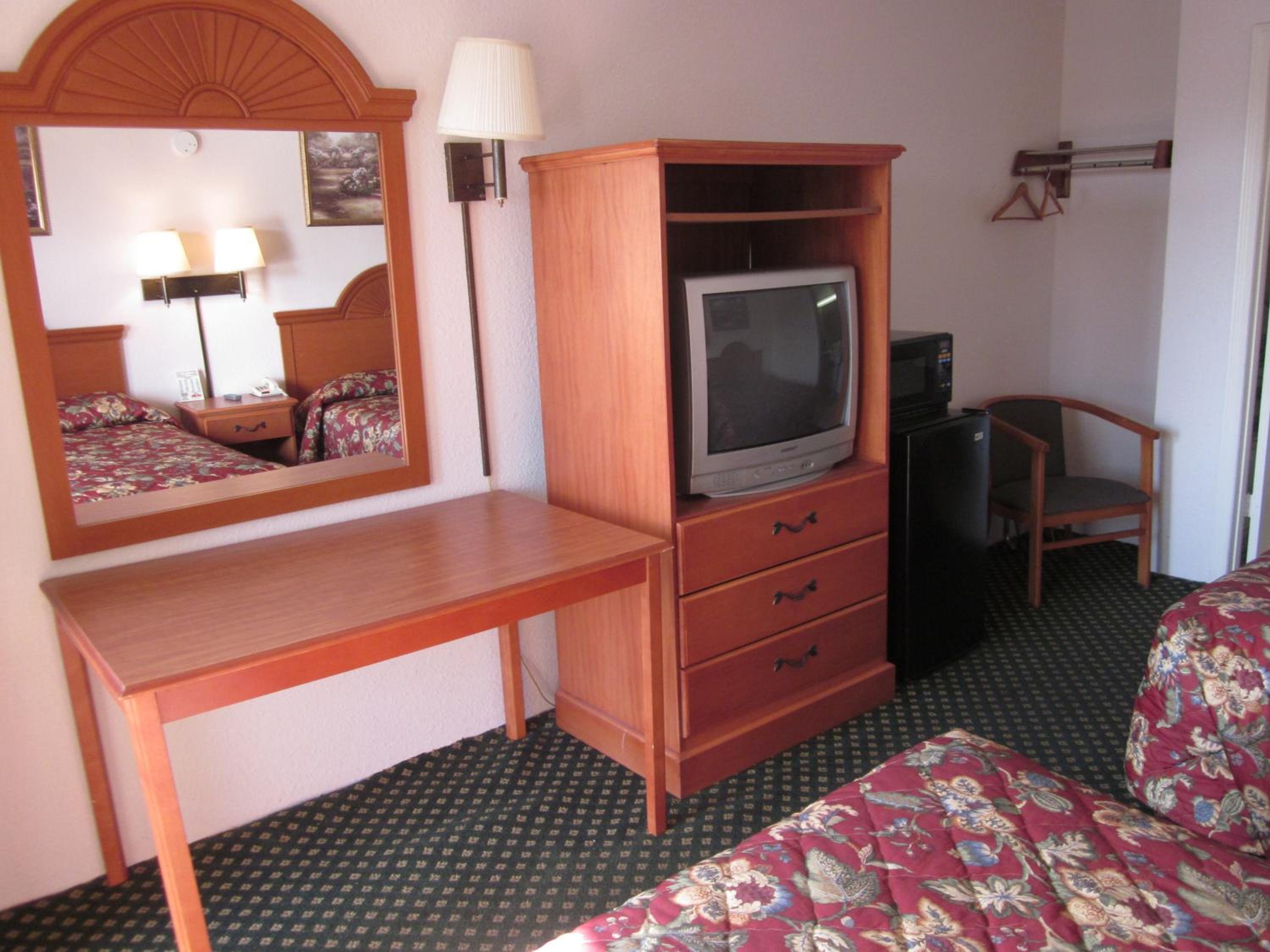 Queen Room With Two Queen Beds - Non-Smoking photo 1