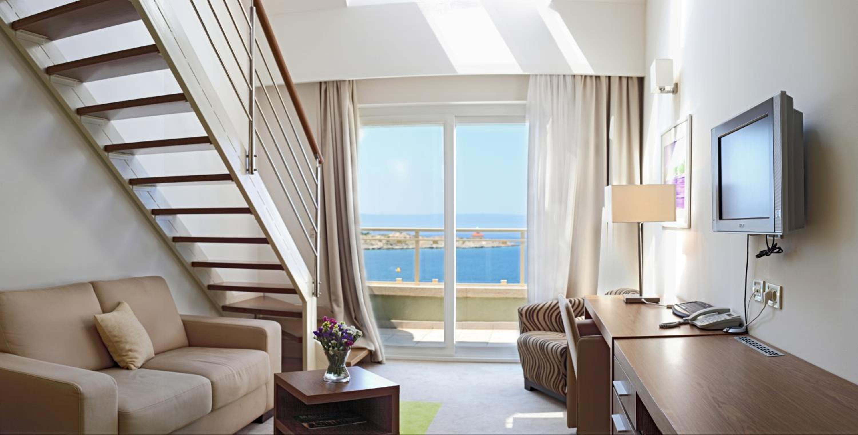 Superior Suite with Balcony with Sea View - Photo 1