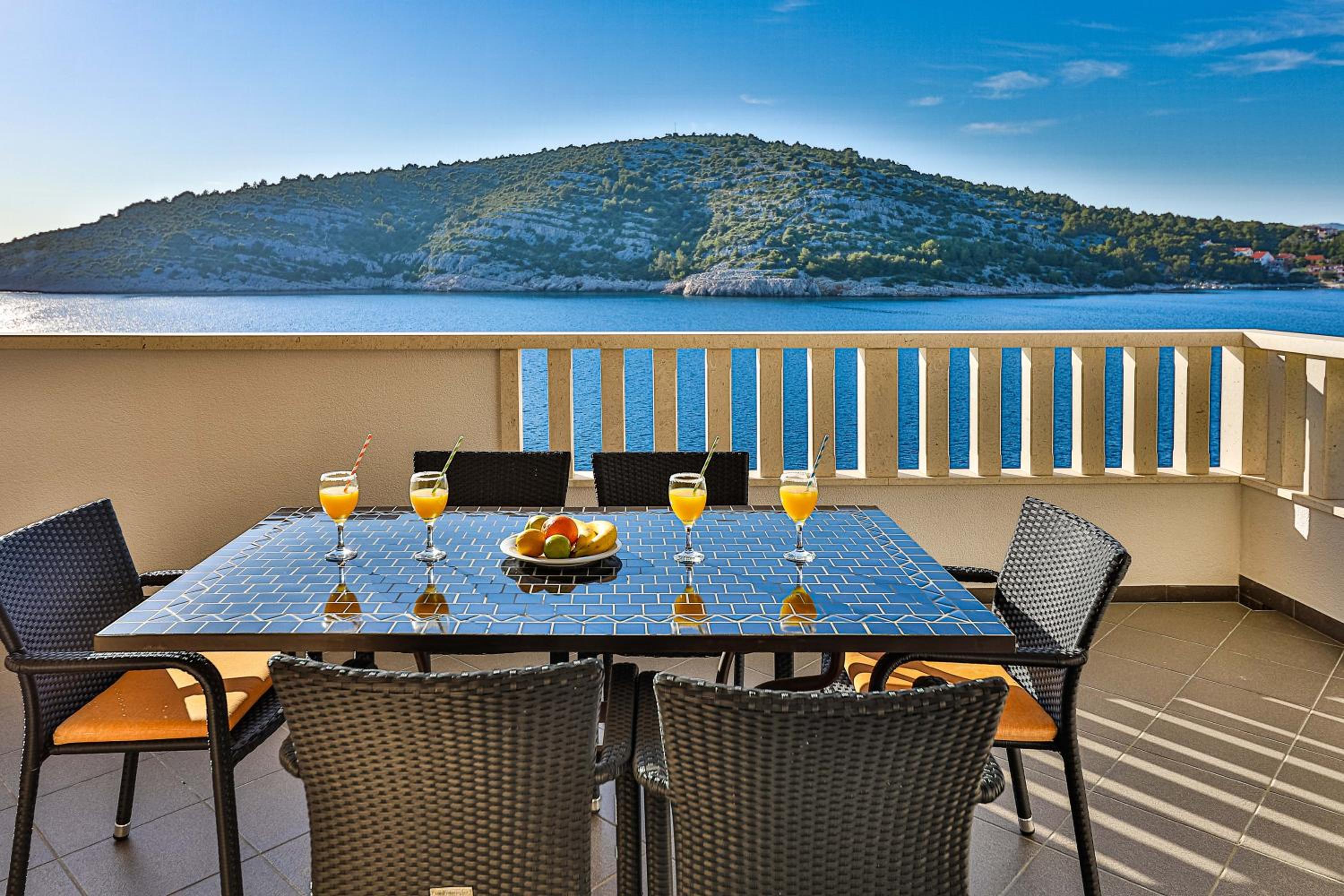 Apartment with Sea View - Photo 9