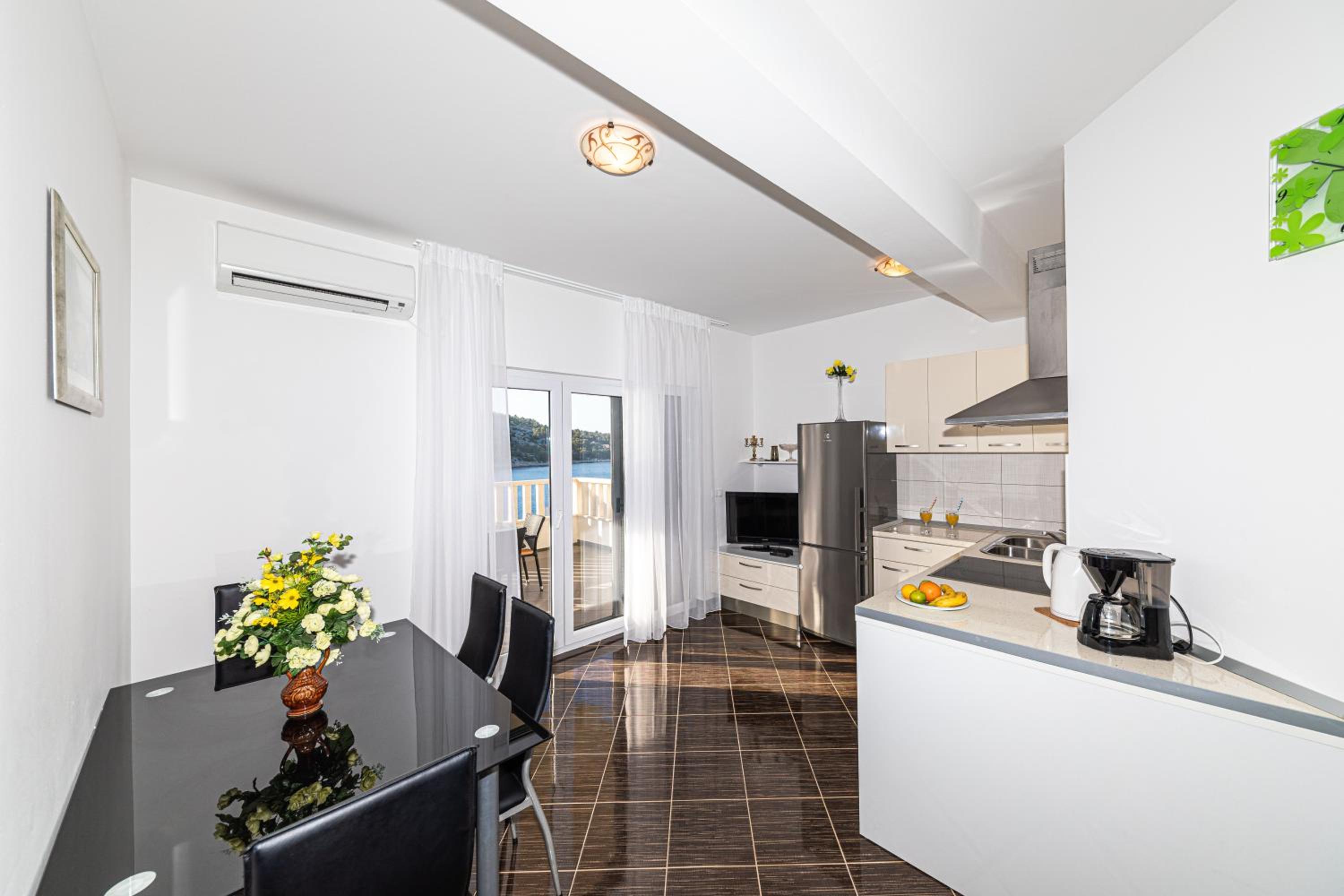 Apartment with Sea View - Photo 6