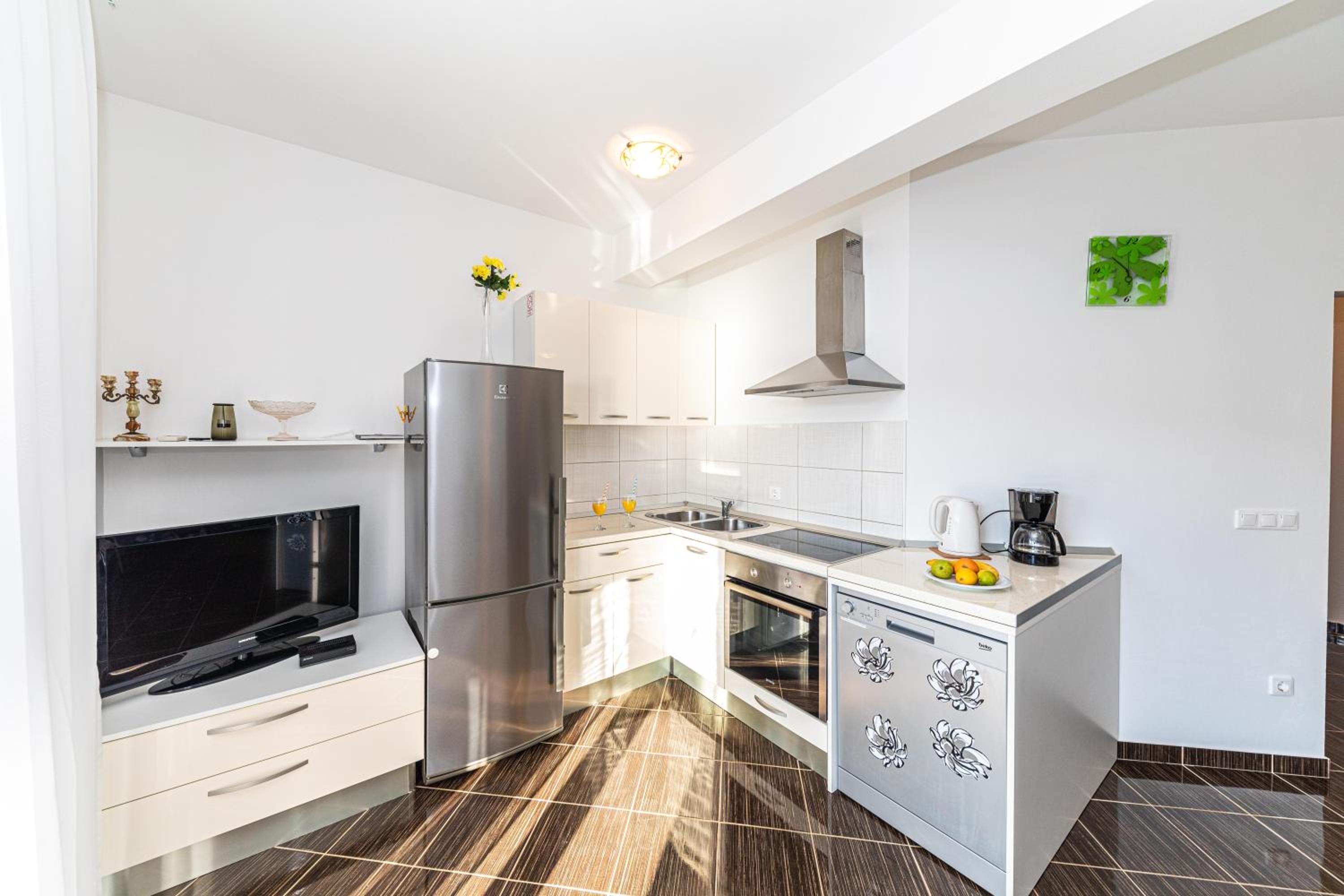 Apartment with Sea View - Photo 7