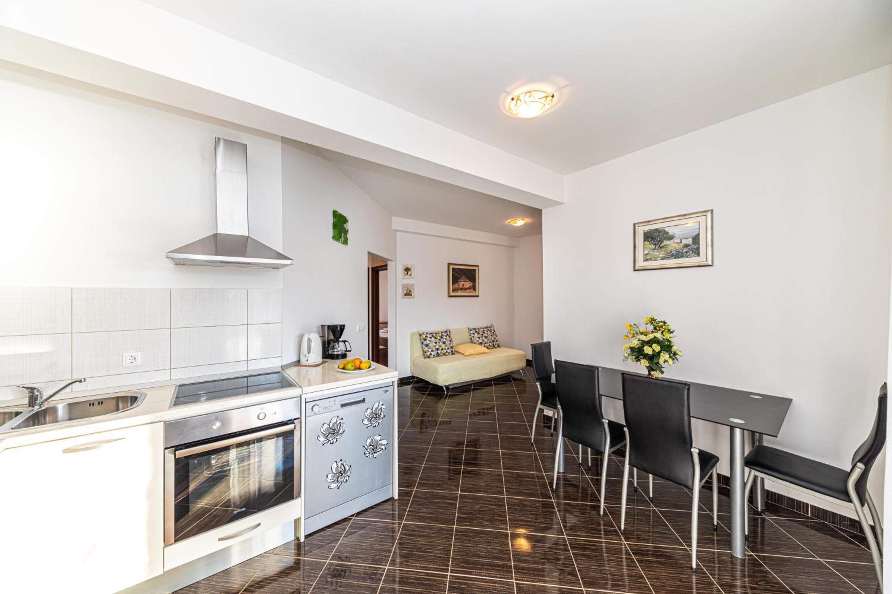 Apartment with Sea View - Photo 8