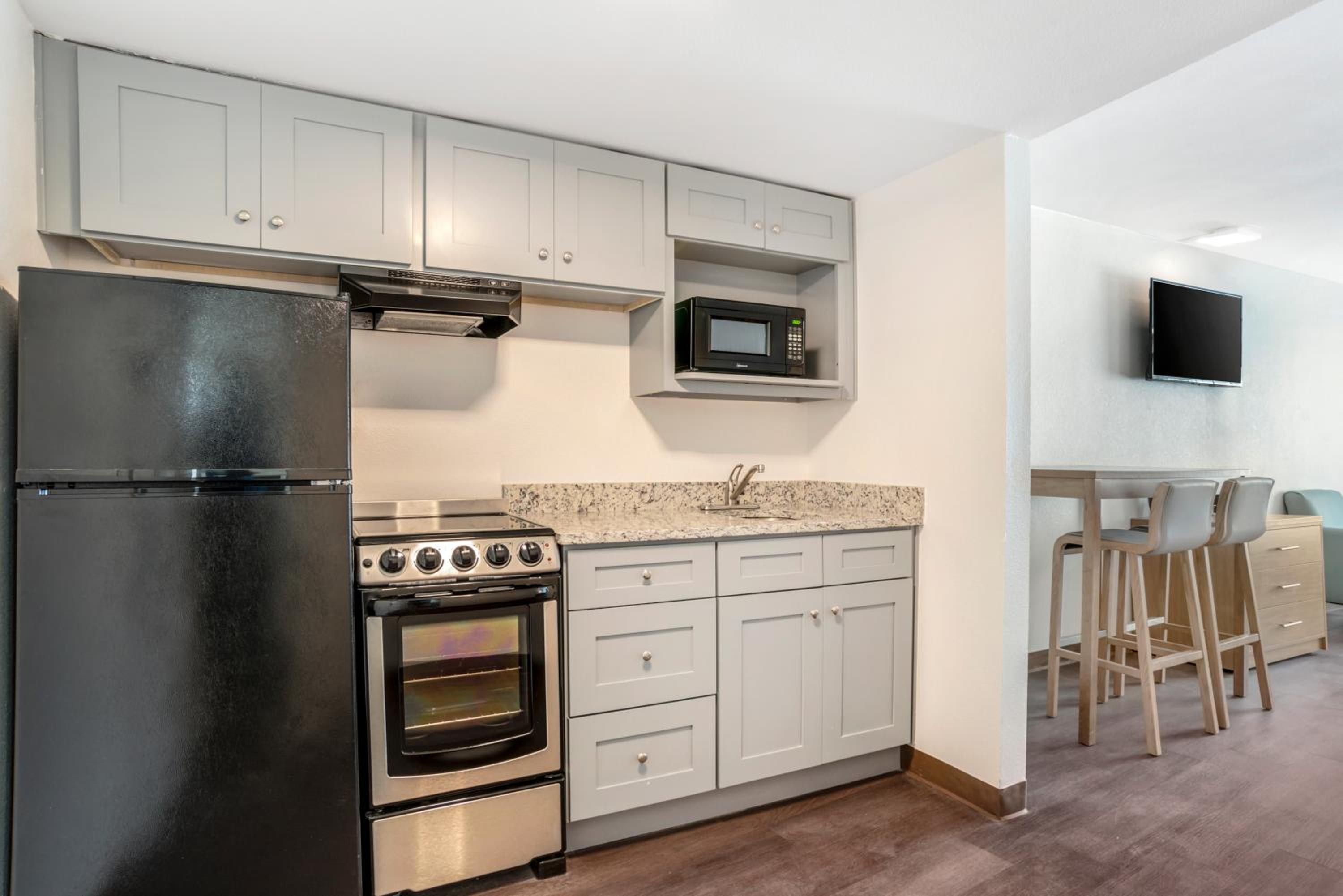 Studio Suite - King Bed with Kitchen