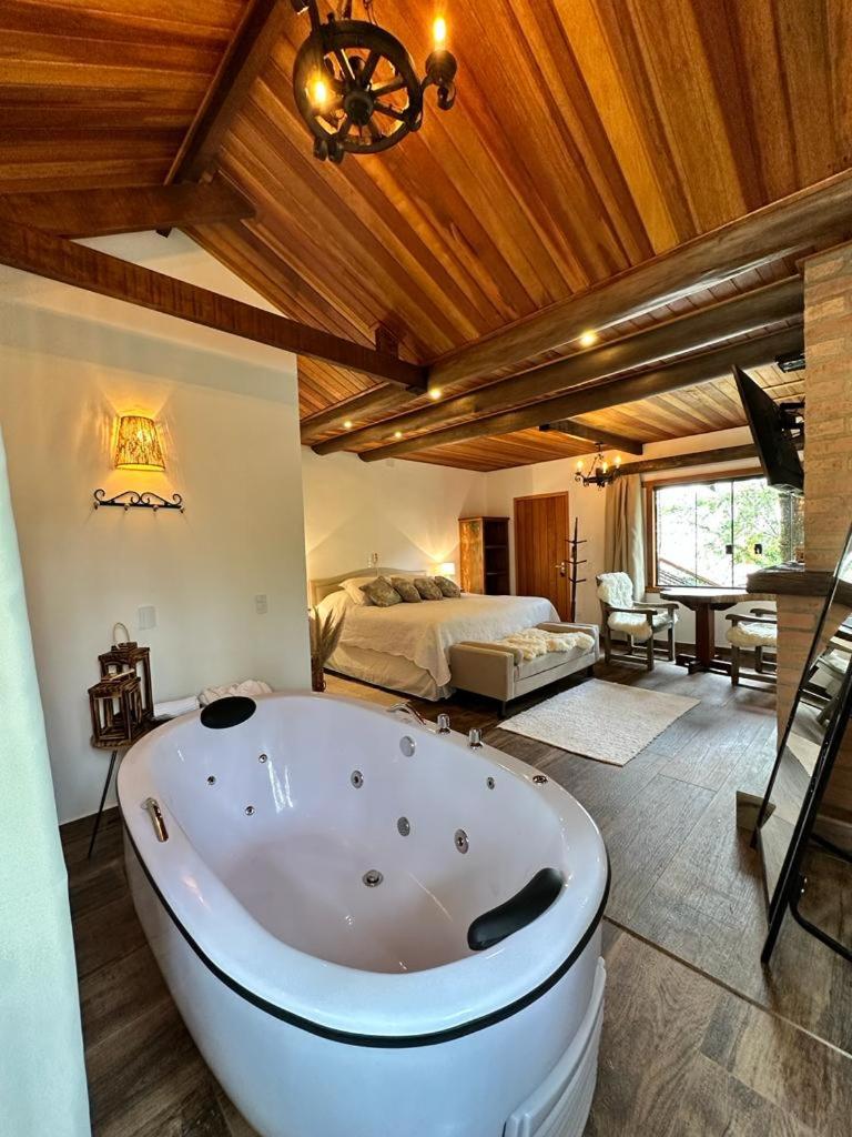 King Suite with Spa Bath photo 3