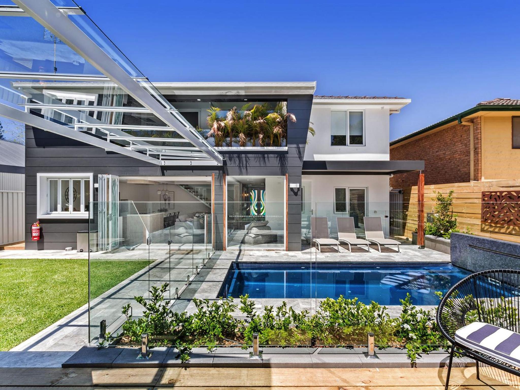 Six-Bedroom House photo 1