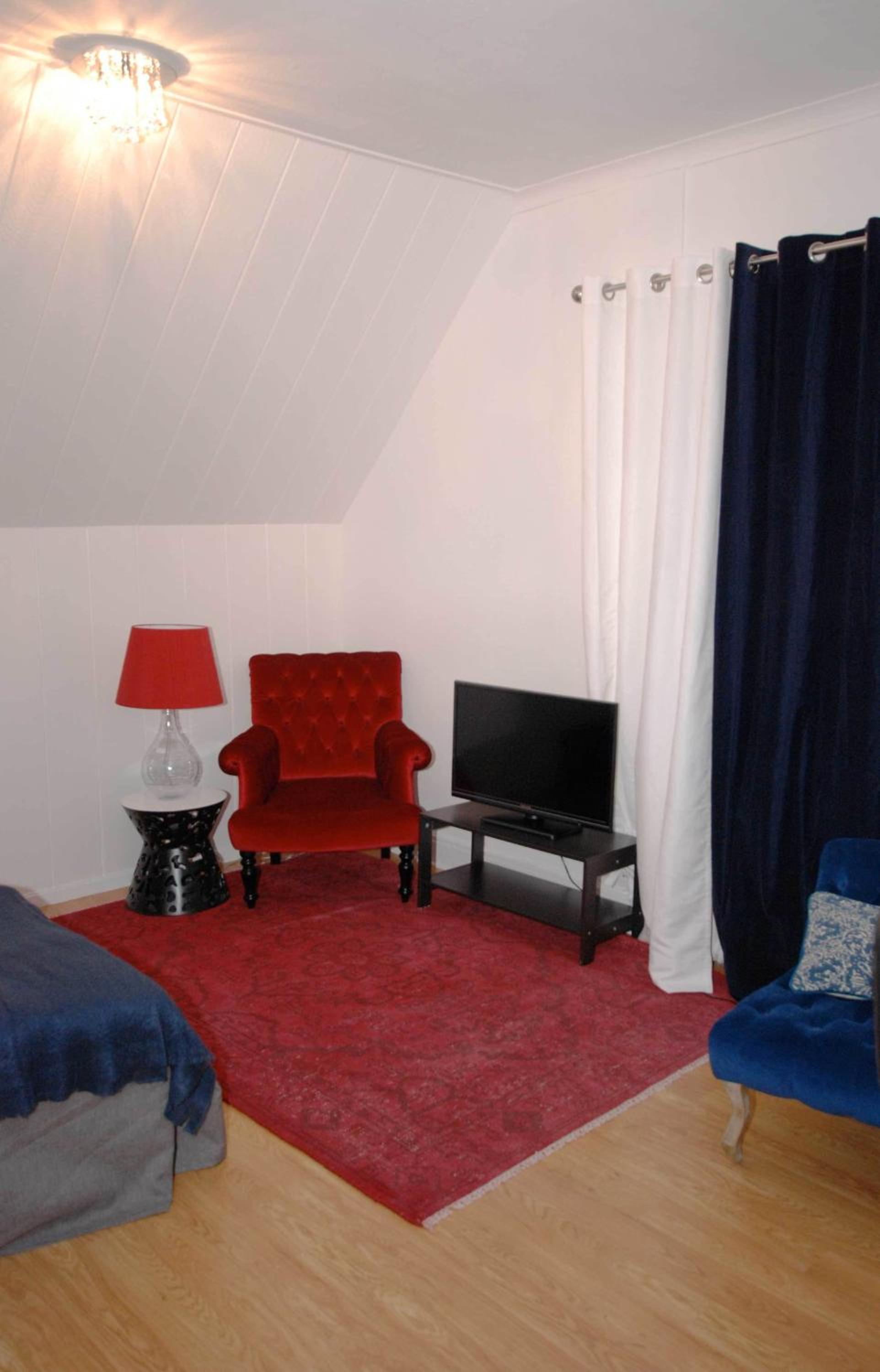 Deluxe Two-Bedroom Apartment photo 3