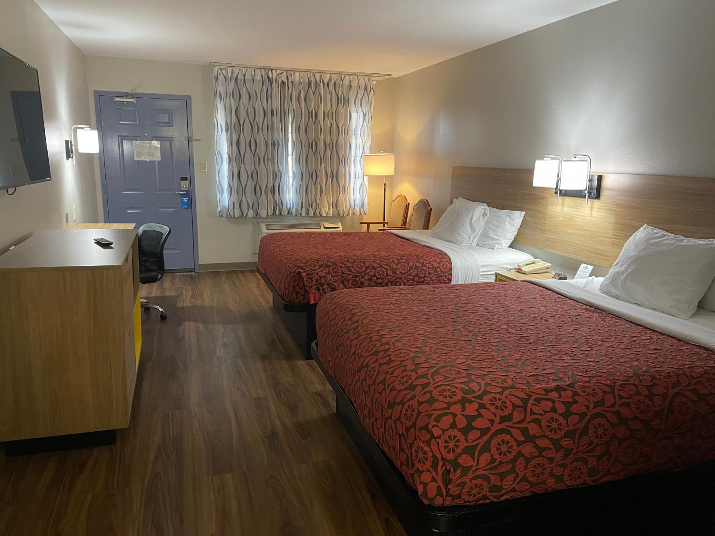 Queen Room with Two Queen Beds - Non-Smoking - Photo 4
