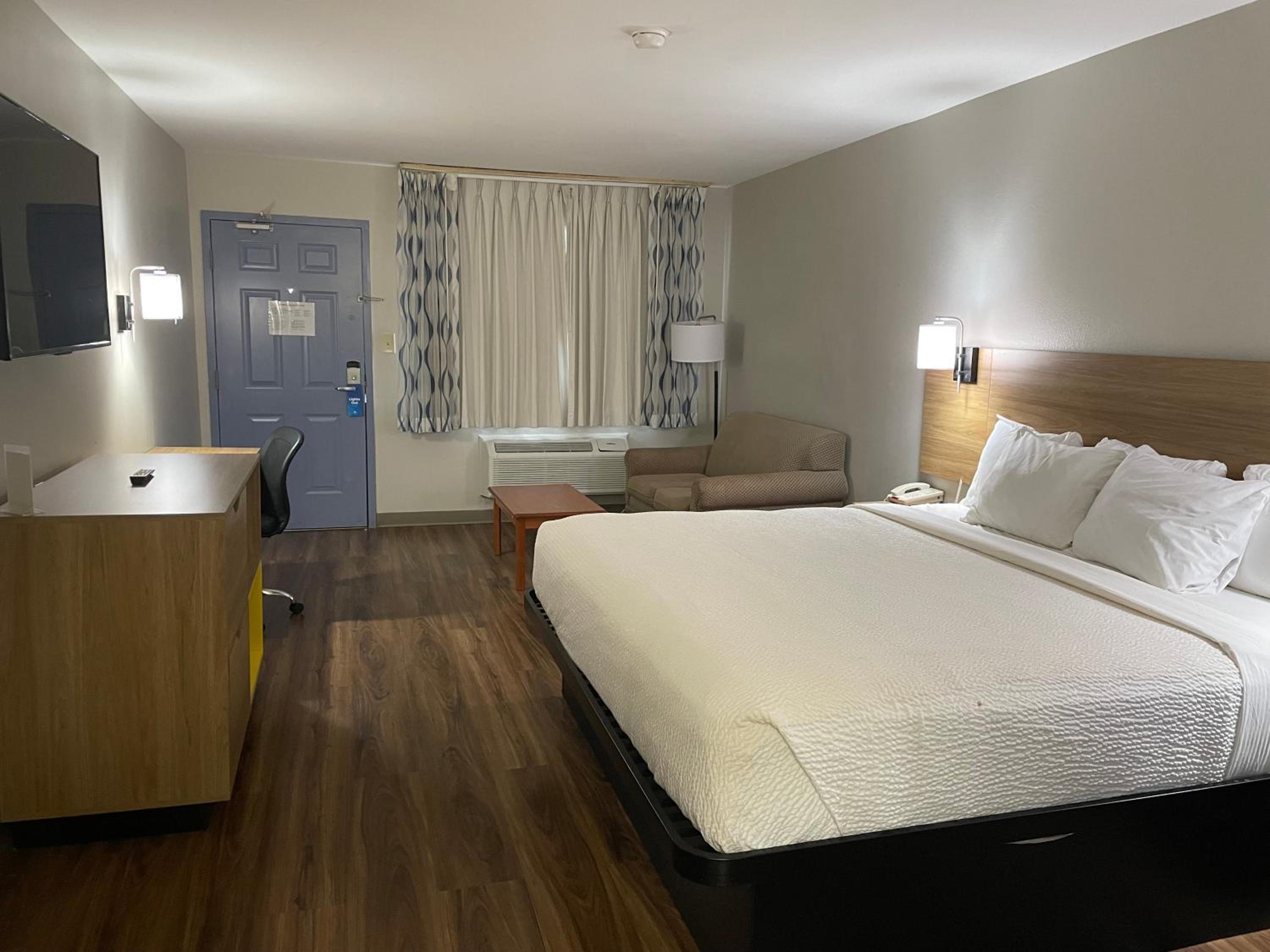 King Room - Non-Smoking - Photo 1