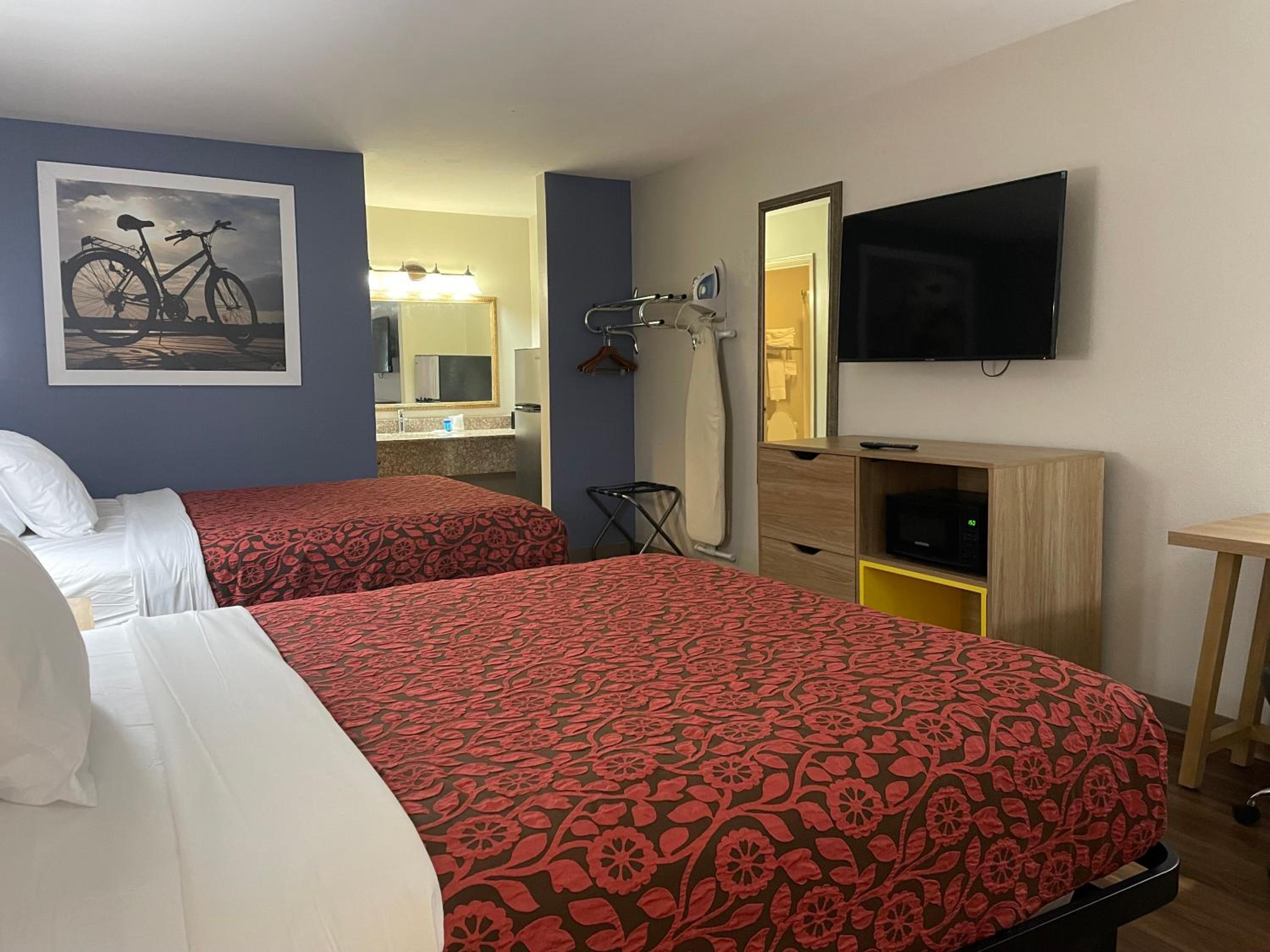 Queen Room with Two Queen Beds - Non-Smoking - Photo 2