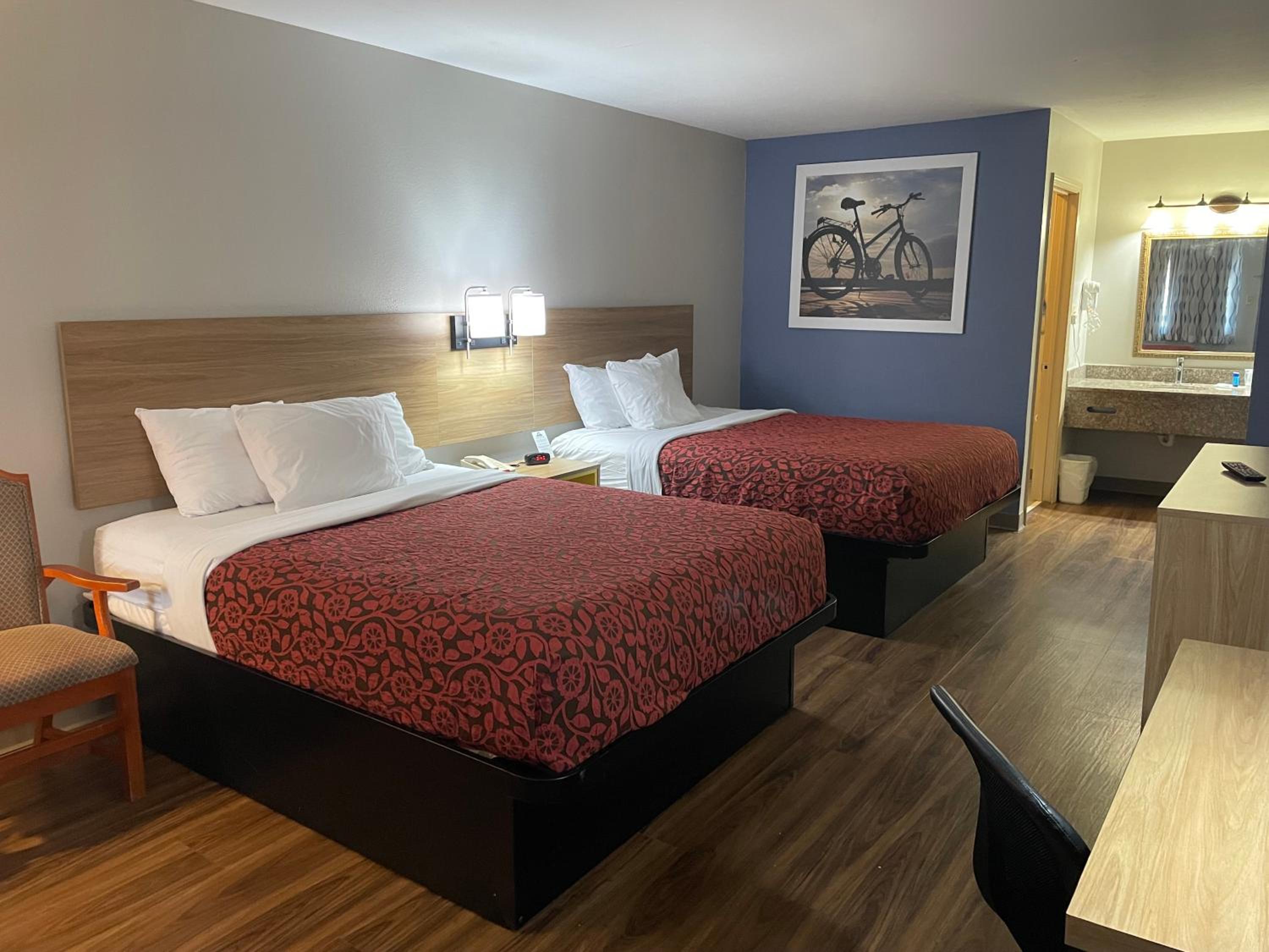 Queen Room with Two Queen Beds - Non-Smoking - Photo 3
