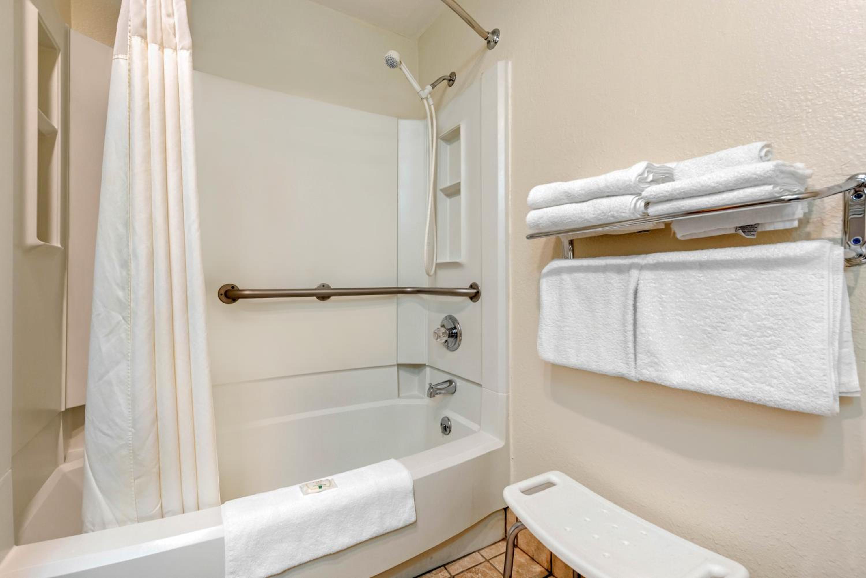 Standard King Room With Tub - Accessible/Non-Smoking photo 3