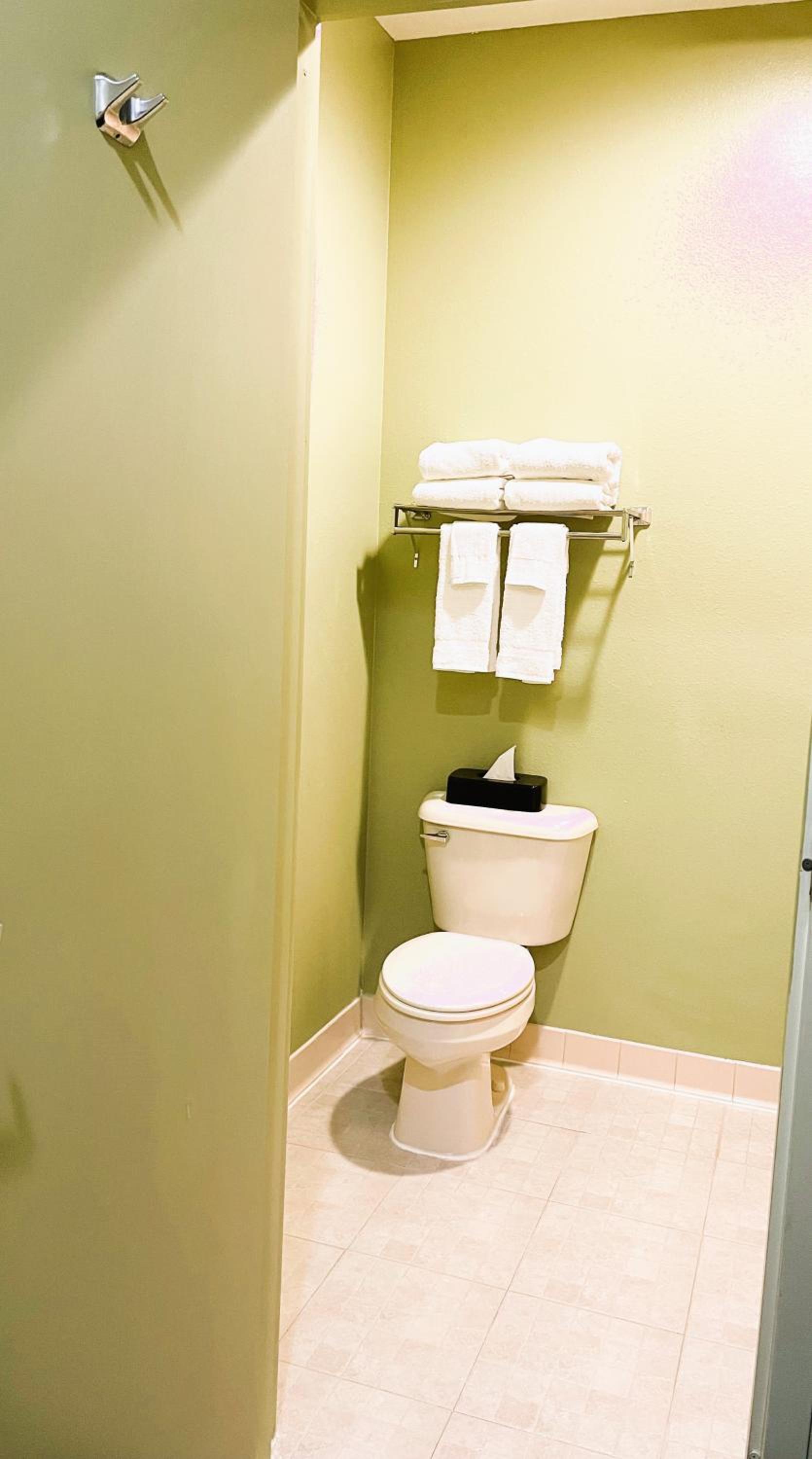 King Guest Room - Disability Access - Photo 5