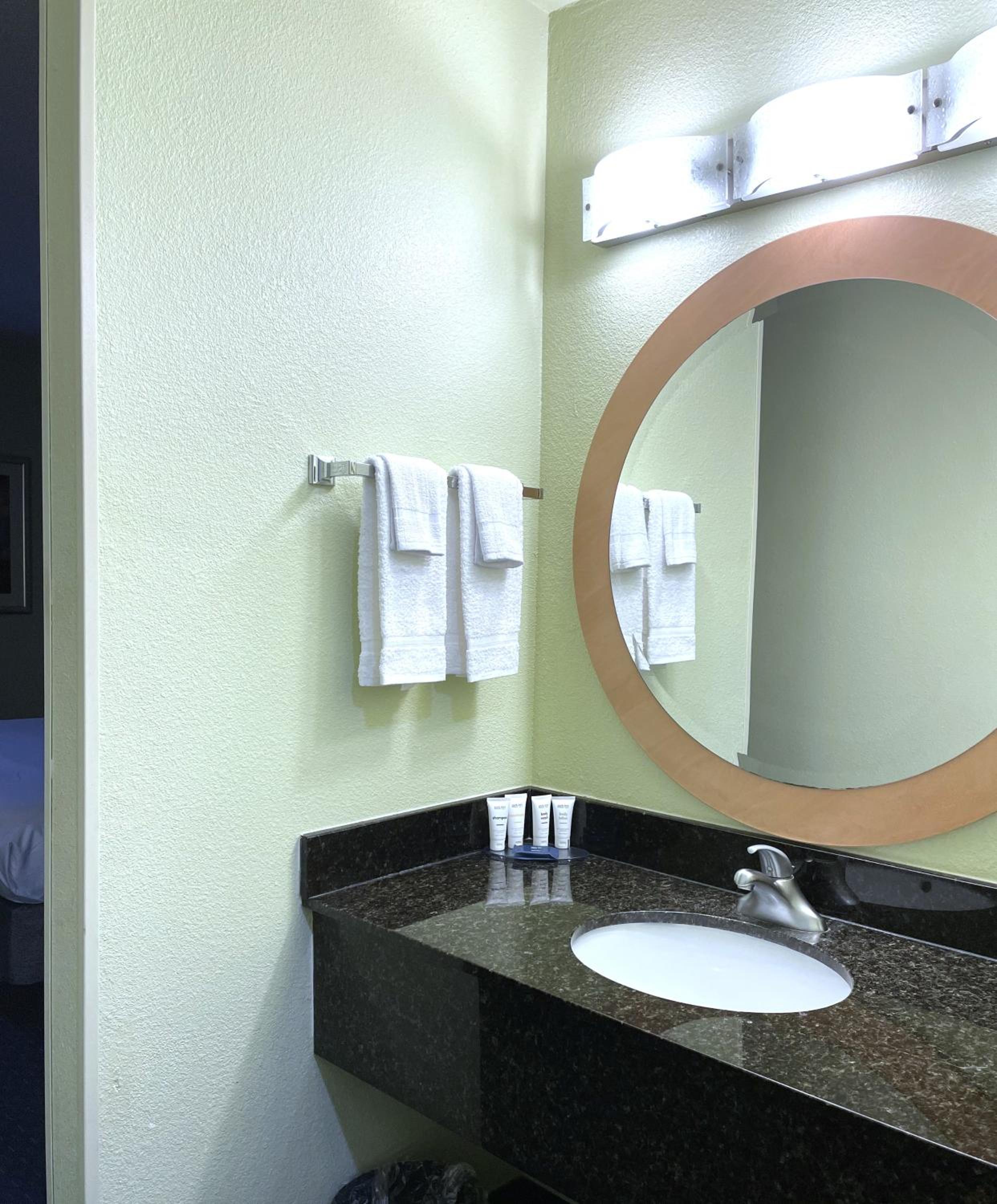 King Guest Room - Disability Access - Photo 6