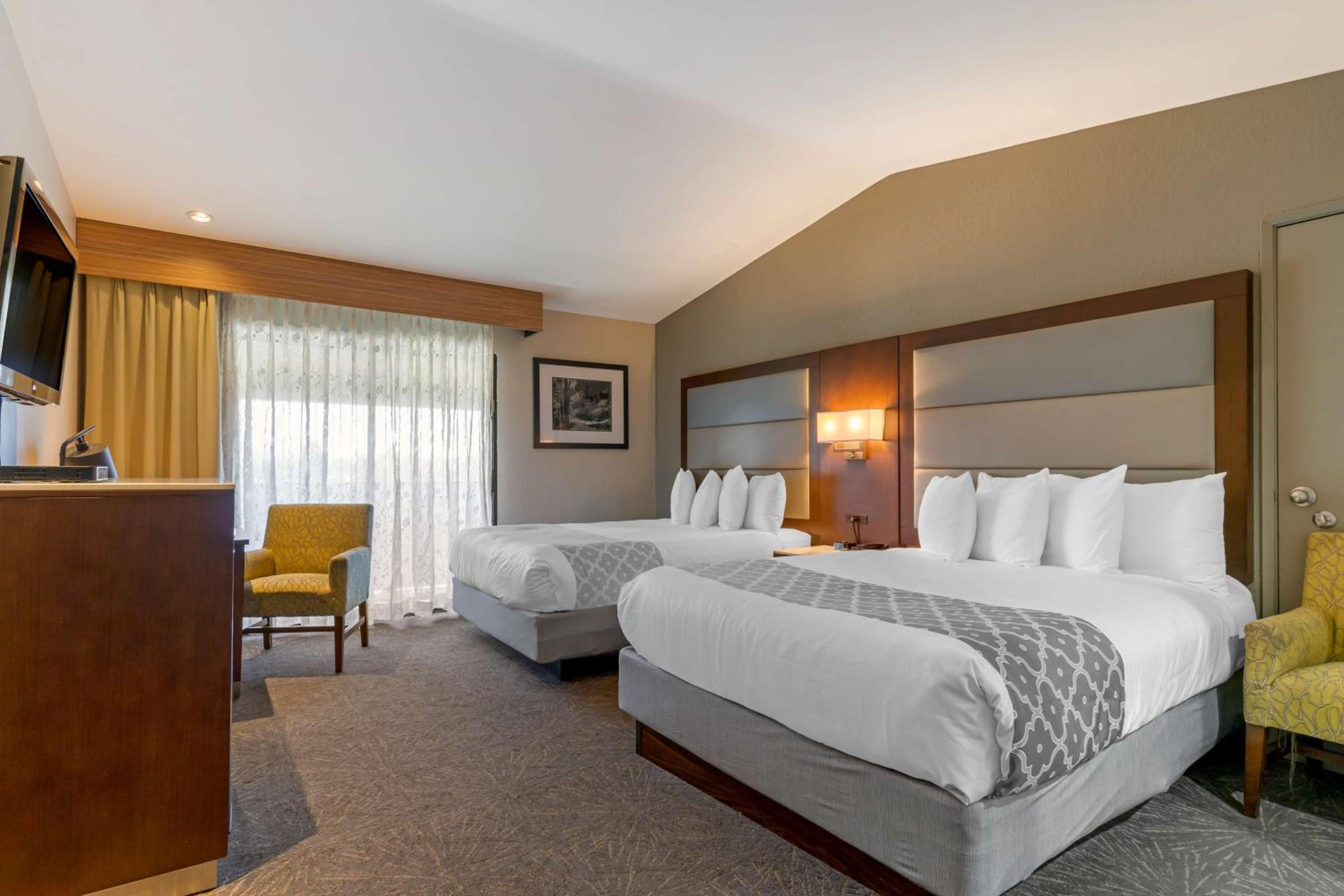 Queen Room with Two Queen Beds - Photo 6