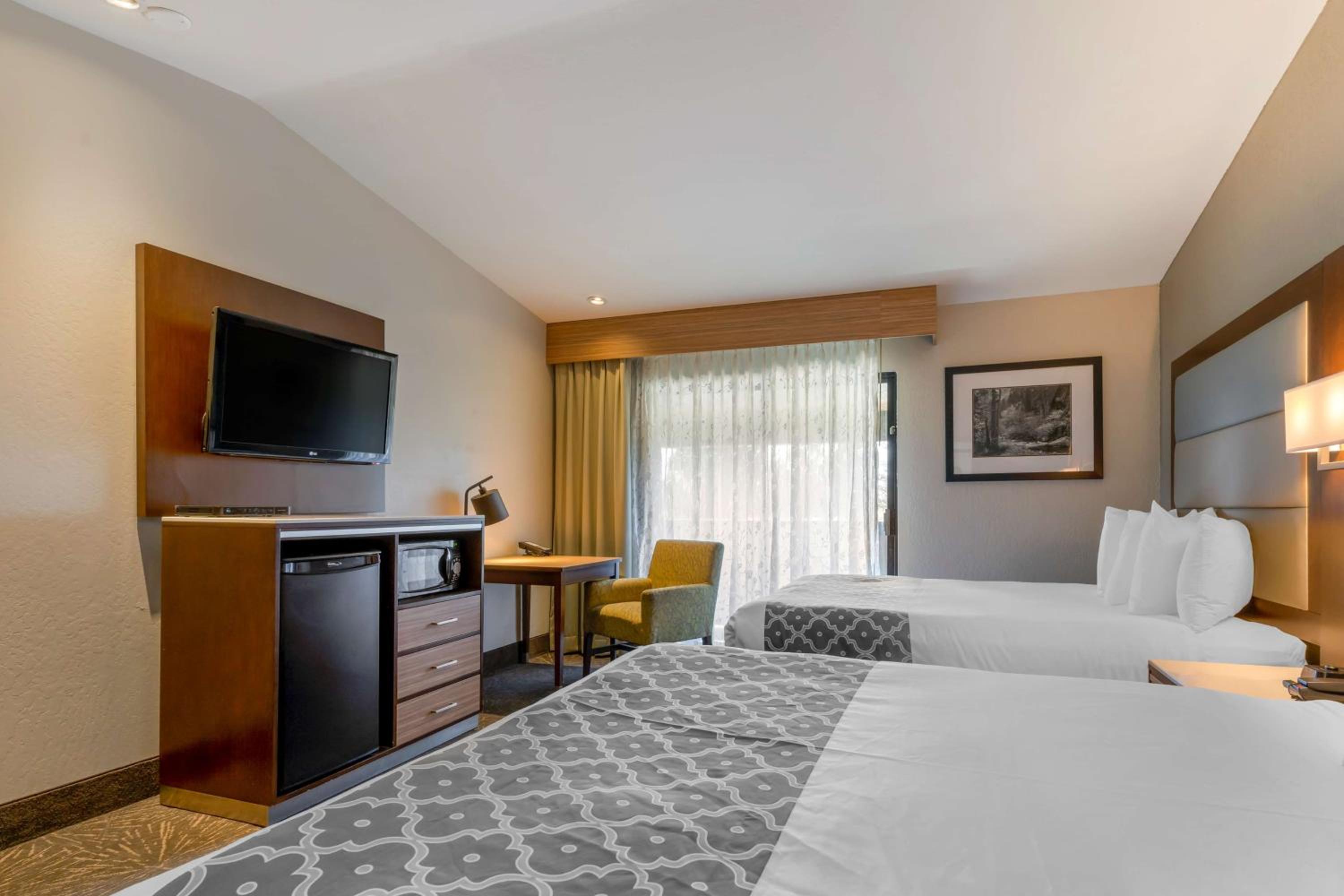 Queen Room with Two Queen Beds - Photo 4