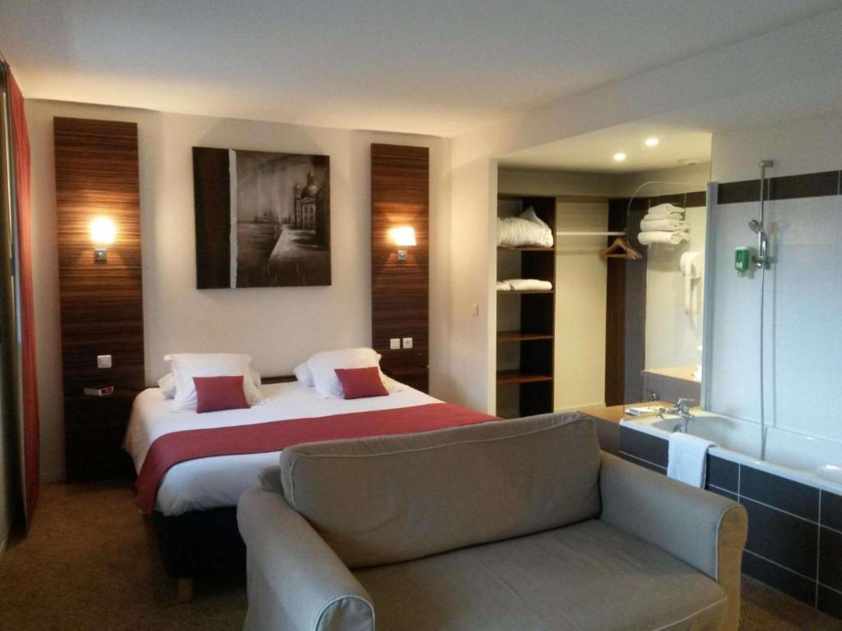 Suite with Balcony - Photo 4