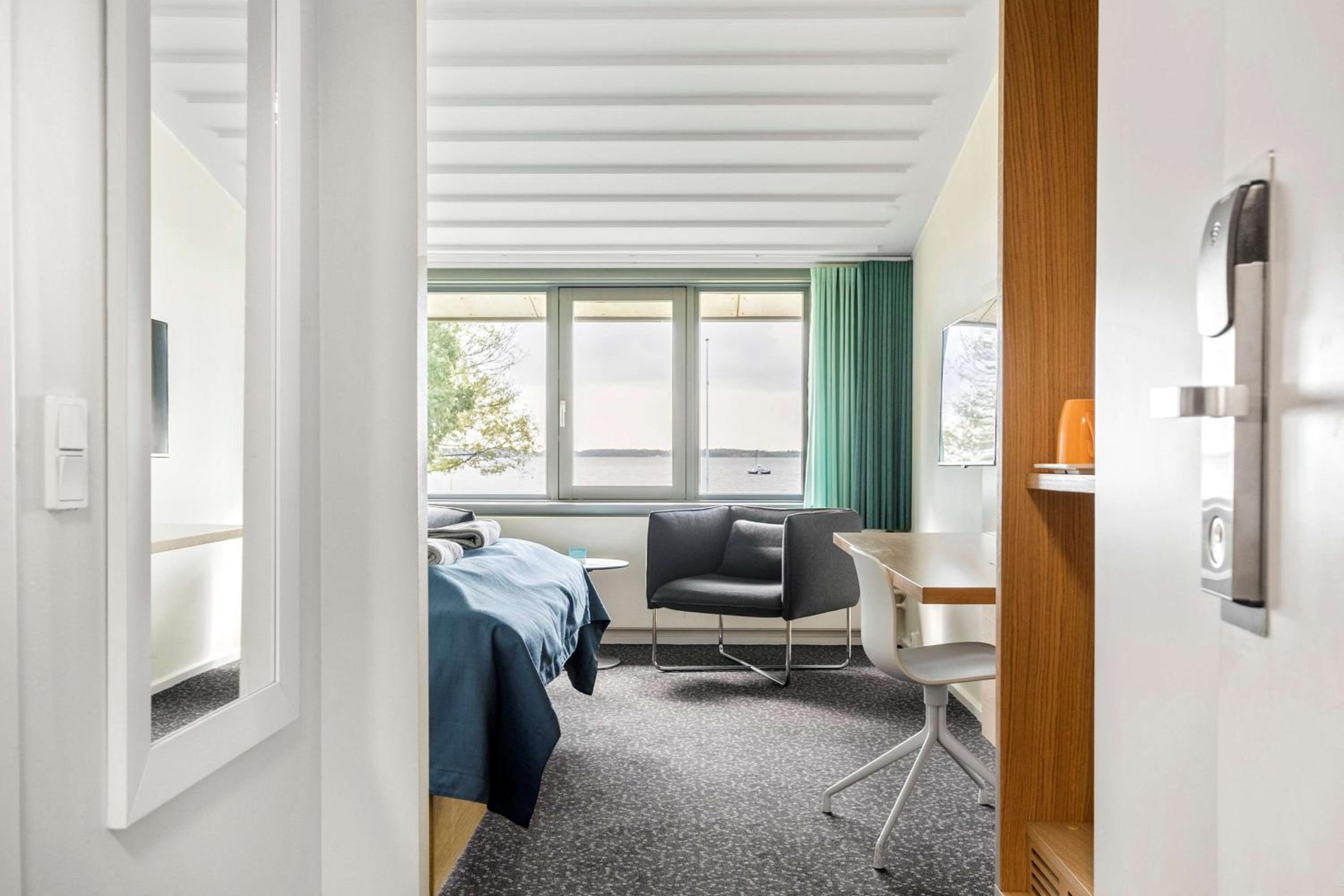 Standard King Room with Sea View - Photo 7