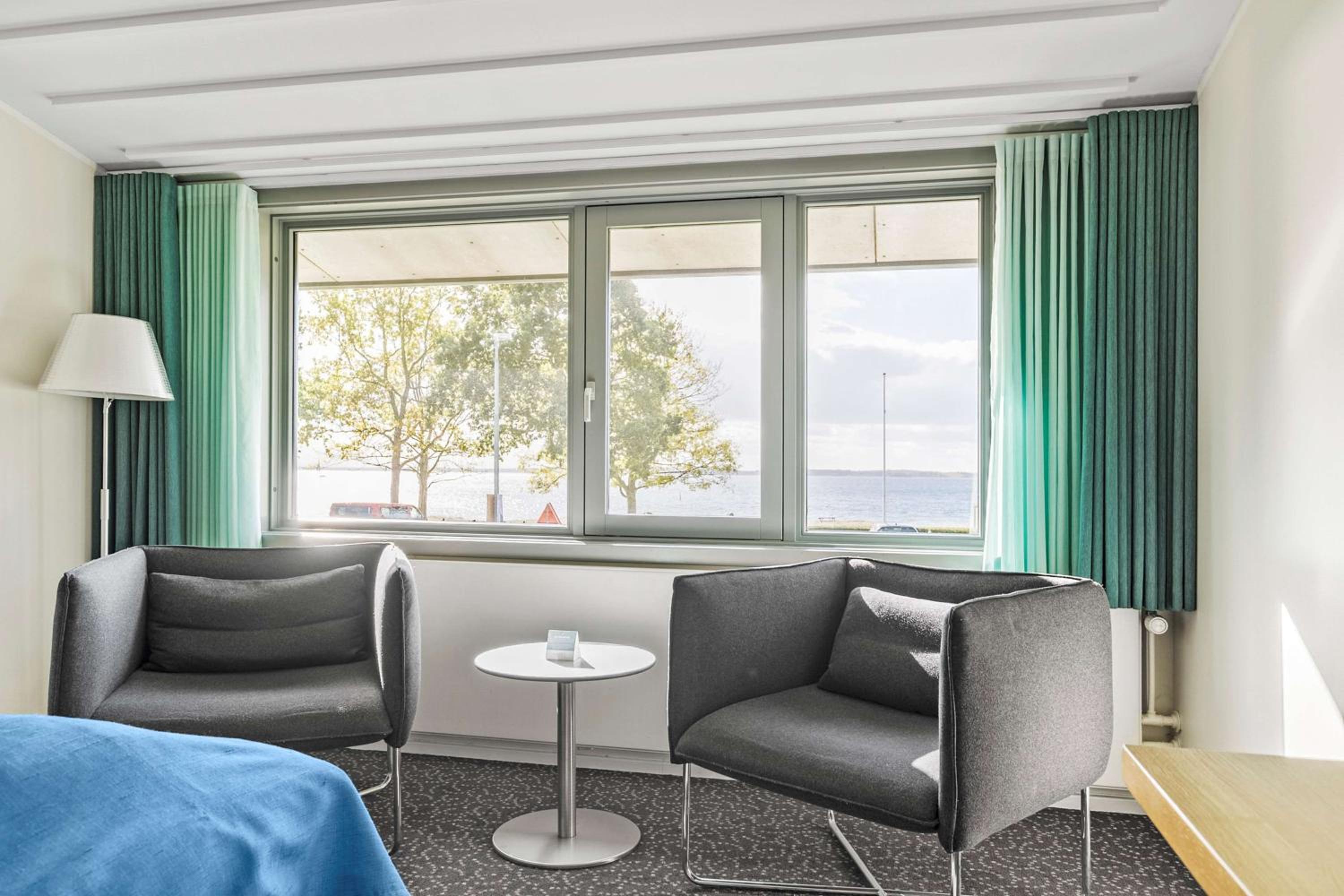 Standard King Room with Sea View - Photo 5
