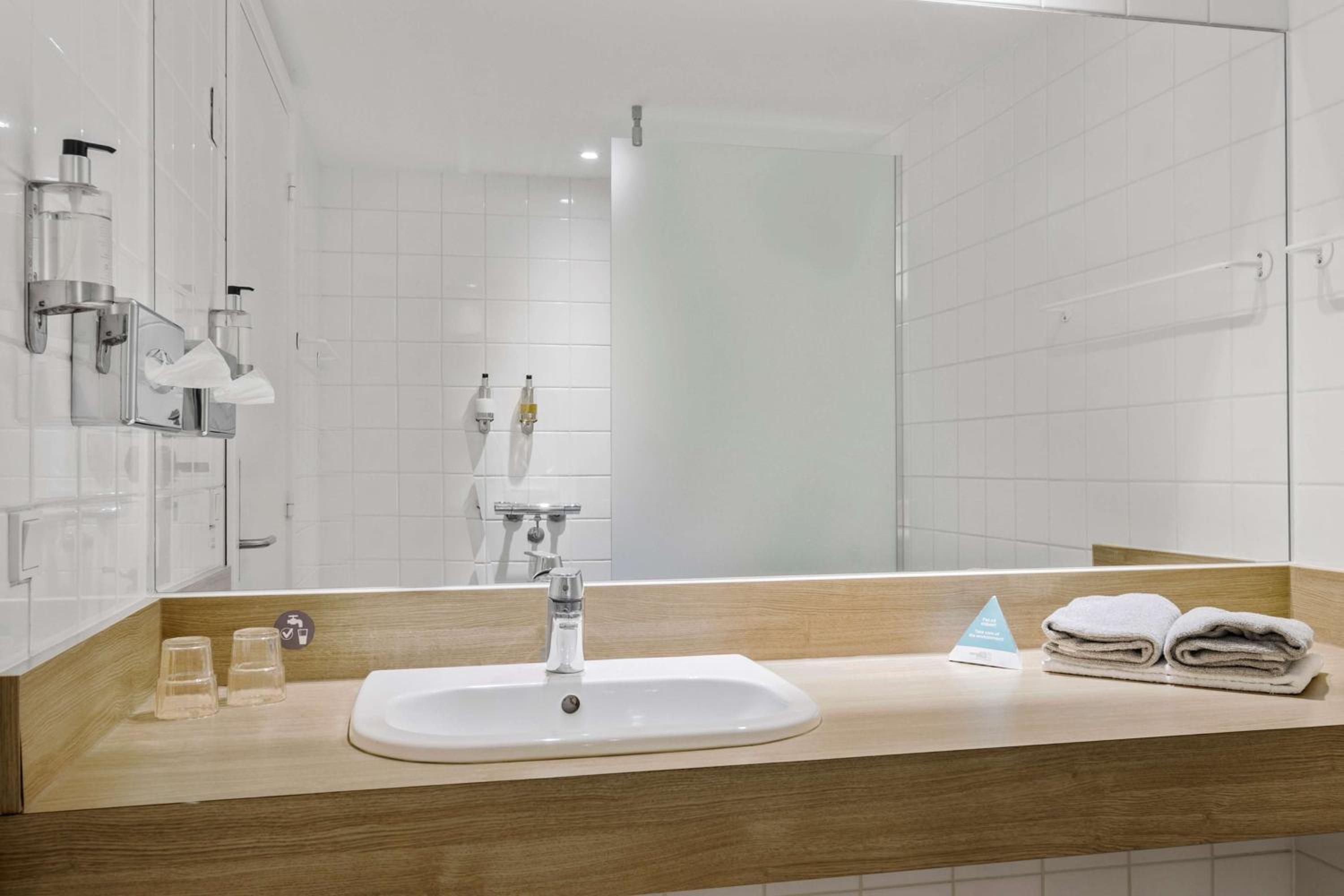 Standard King Room with Sea View - Photo 4
