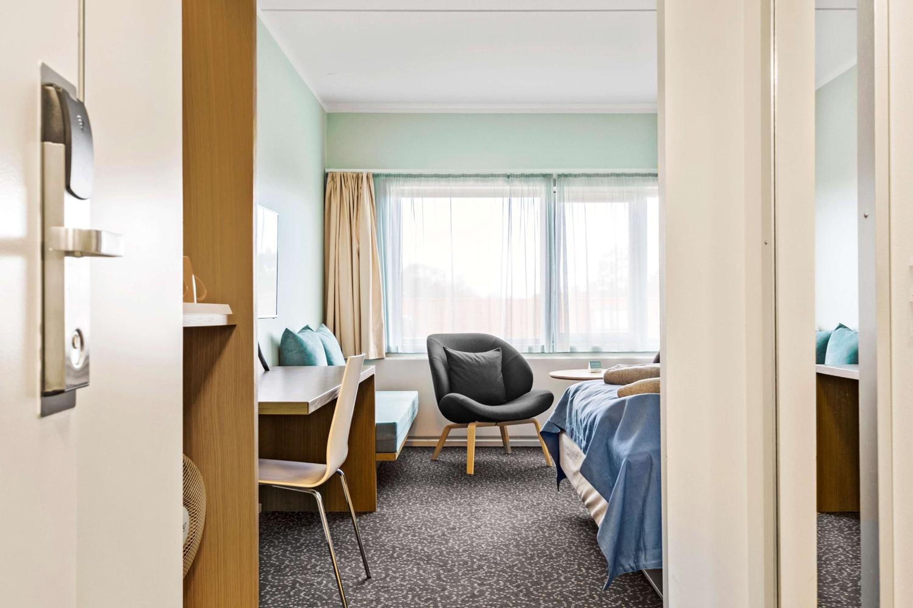 Standard King Room - Non-Smoking  - Photo 2