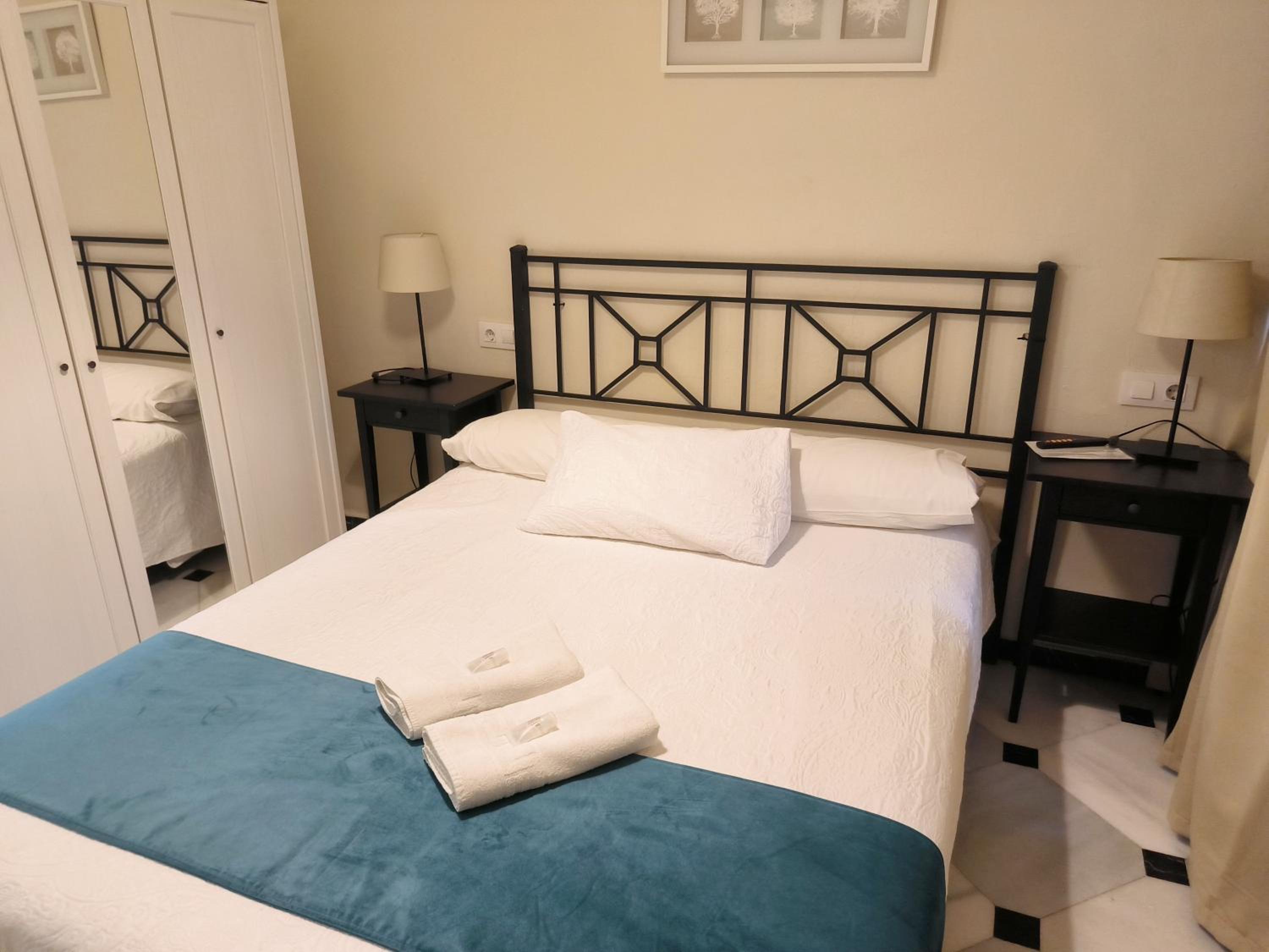 Habitación Doble con Servicios Compartidos