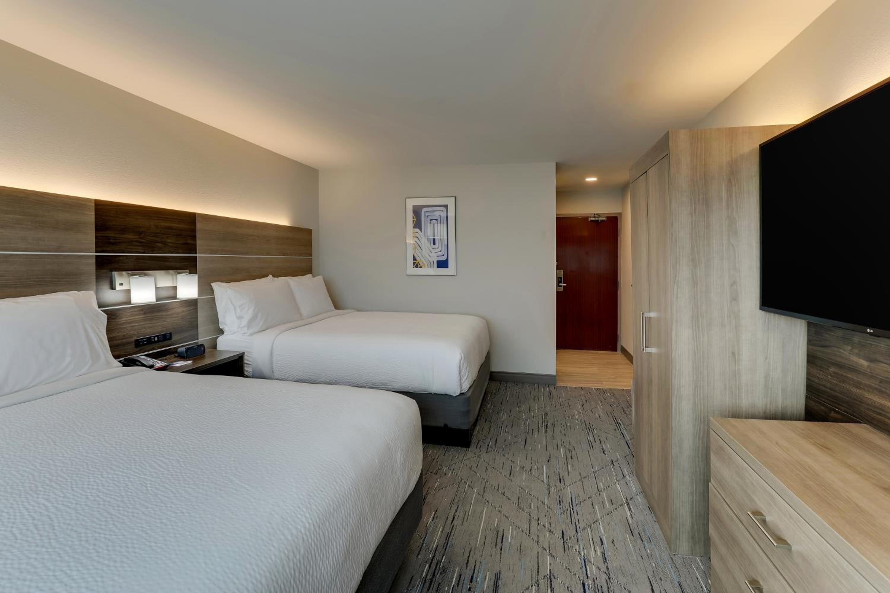 Standard Room with Two Queen Beds photo 3