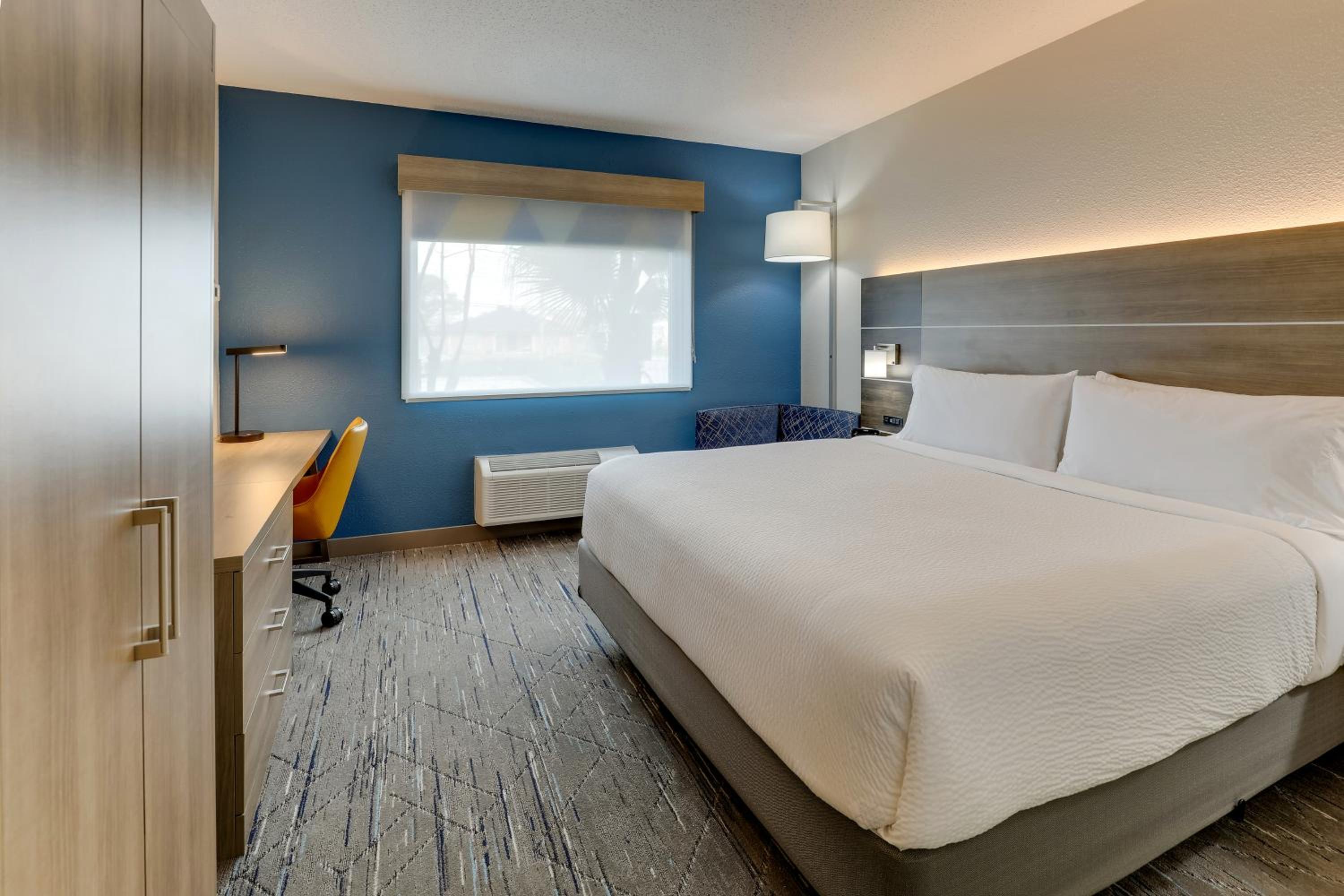 Standard King Room - Communications Accessible photo 2
