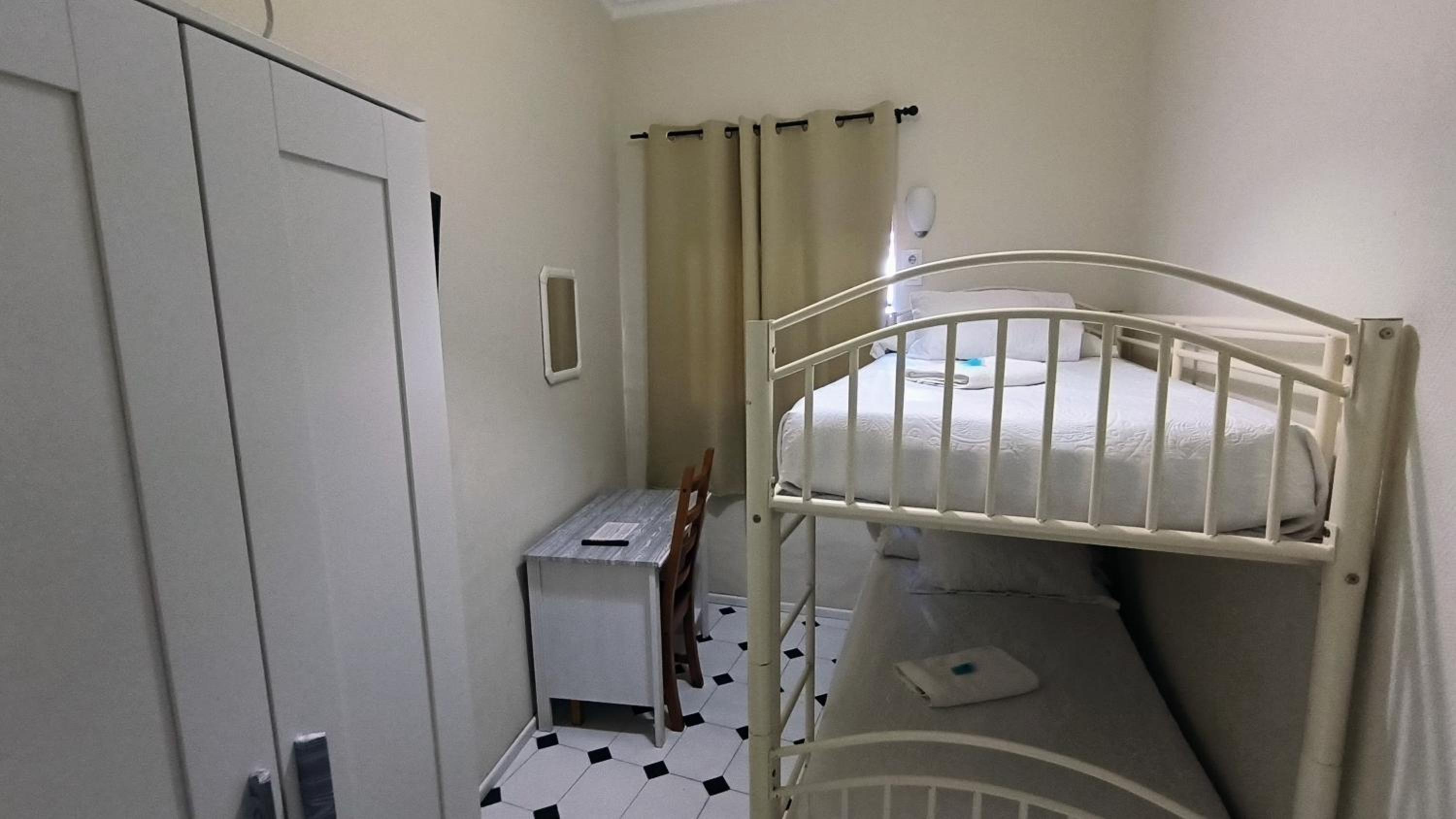 Habitación Doble con litera y baño compartido