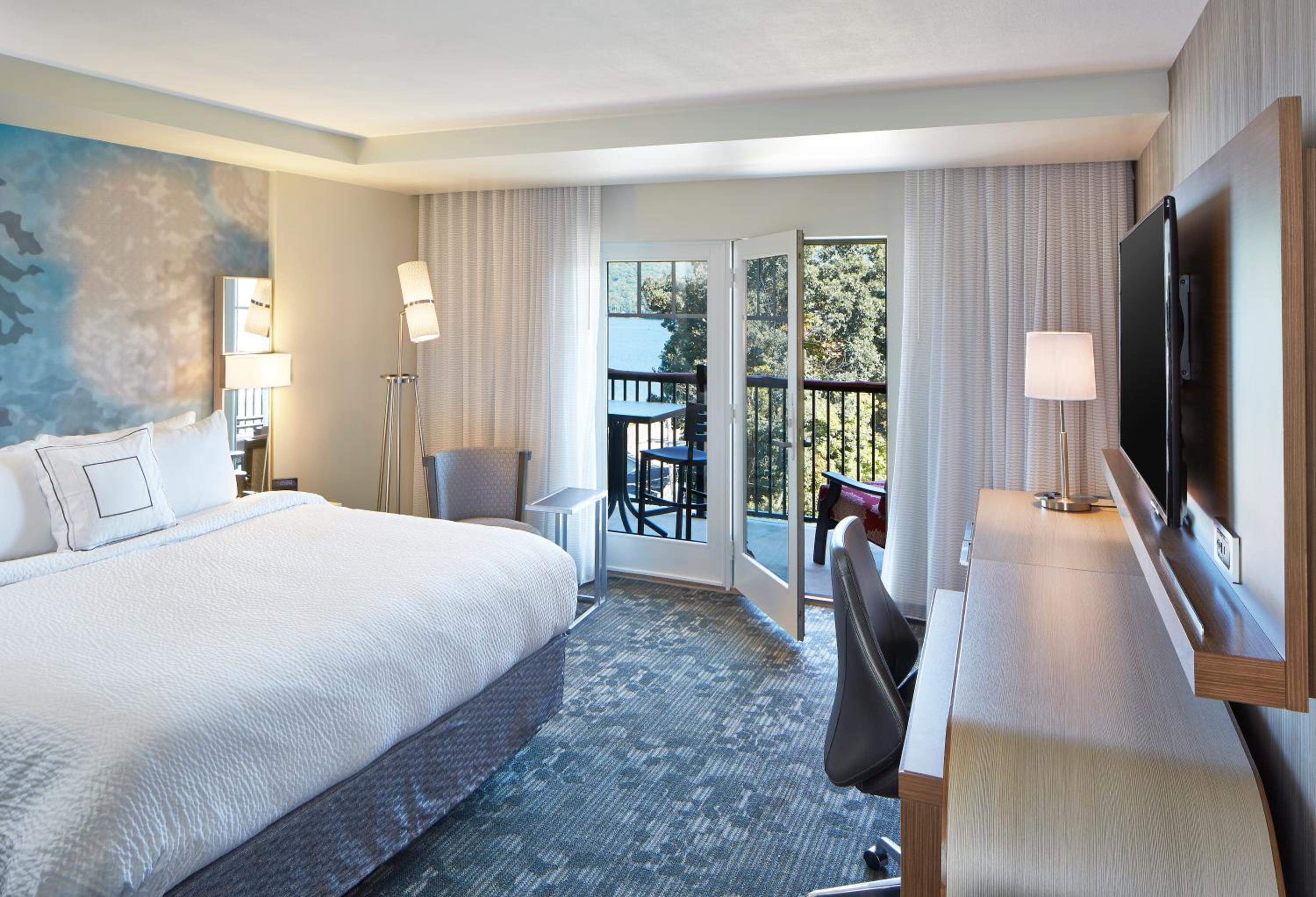King Room with Two King Beds with Balcony and Lake View photo 1