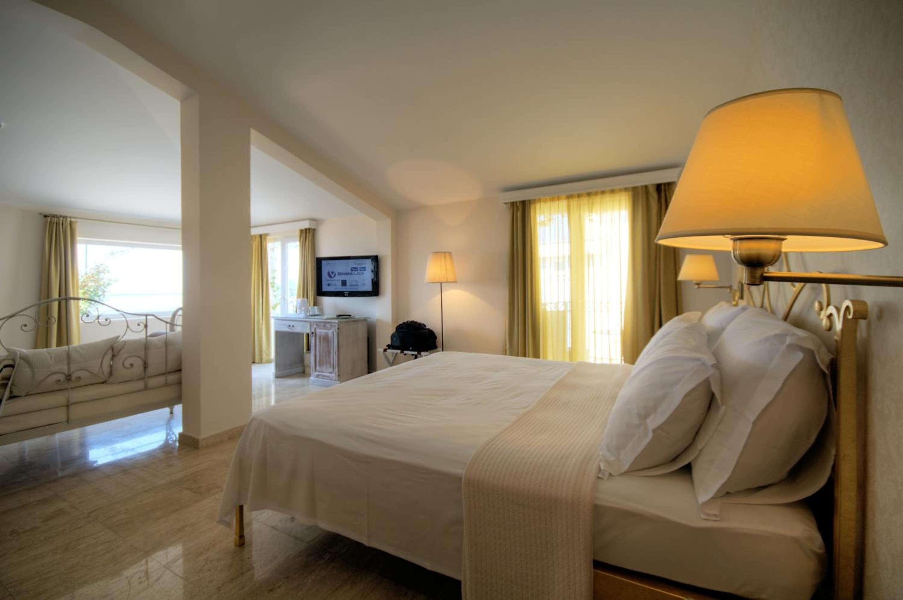 Deluxe Suite with Sea View (2 -3 Adults) - Photo 1