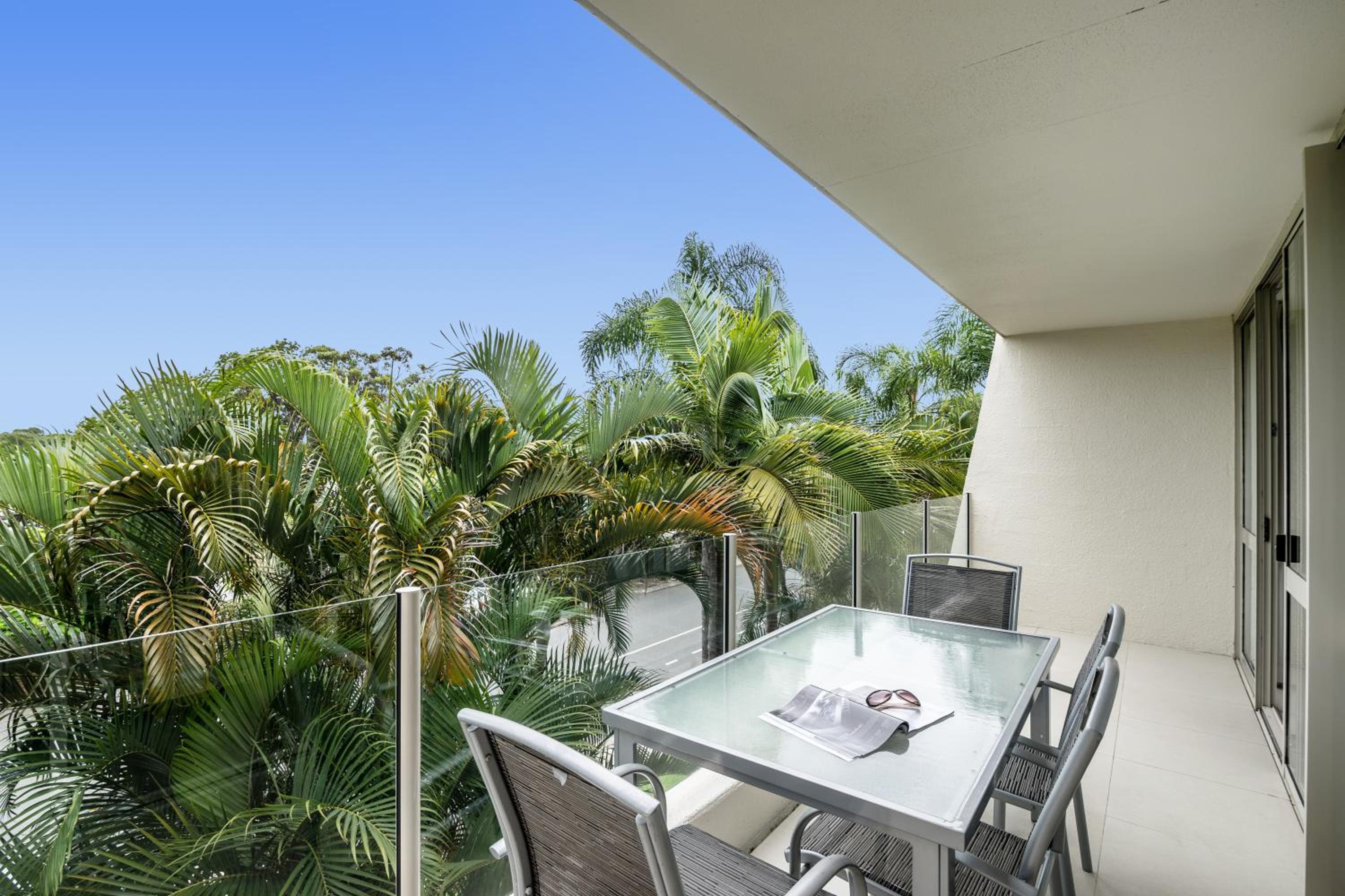 One-Bedroom Garden Apartment with Balcony photo 2