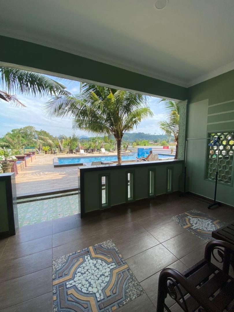 King Room with Pool View - Photo 8