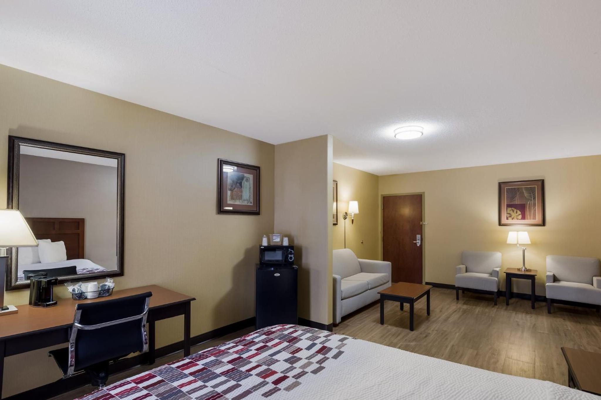 Suite Room with One King Bed and One Queen Bed Non-Smoking - Photo 4