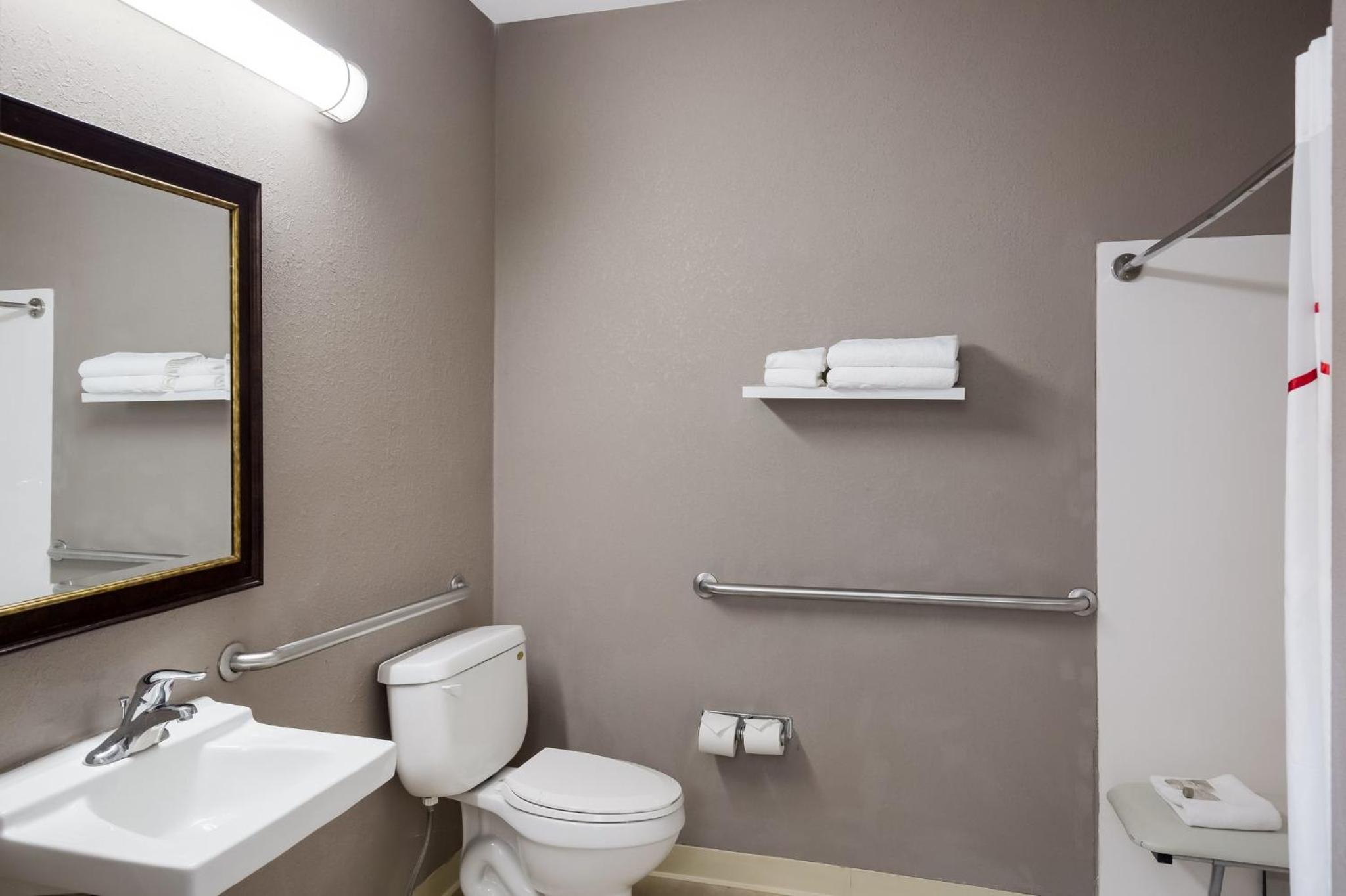 Superior King Room Disability Access Roll-In Shower Non-Smoking photo 3