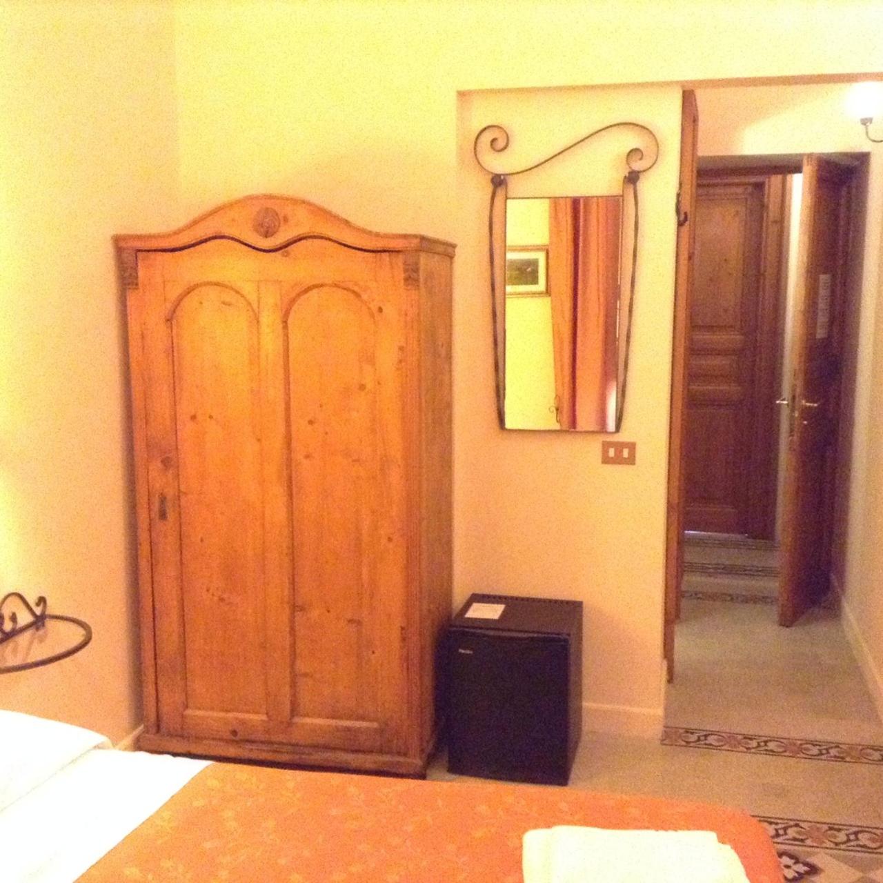 Double or Twin Room with Private Bathroom photo 3