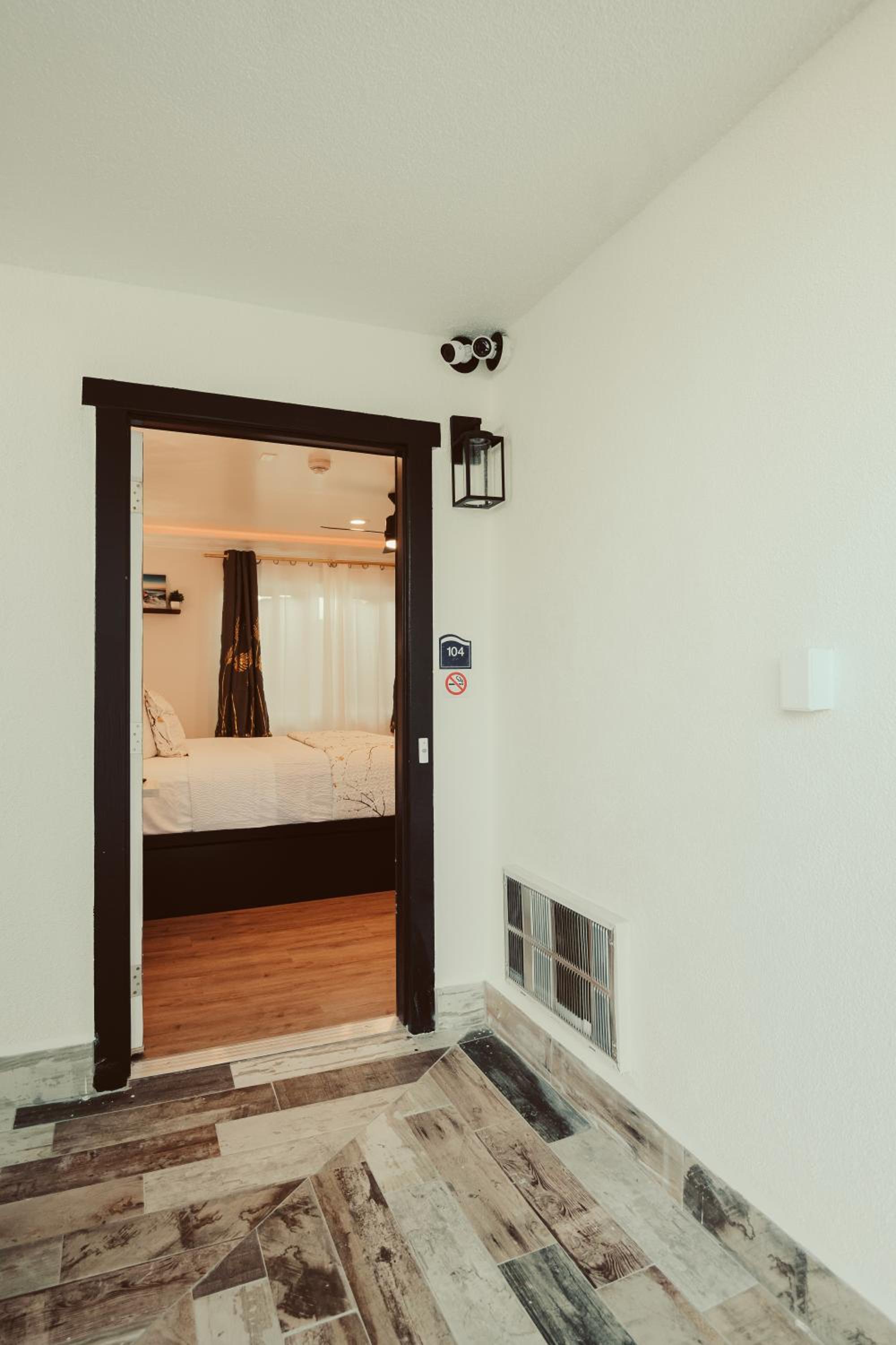 ADA Queen Room - Non-Smoking, No Pets - Photo 4