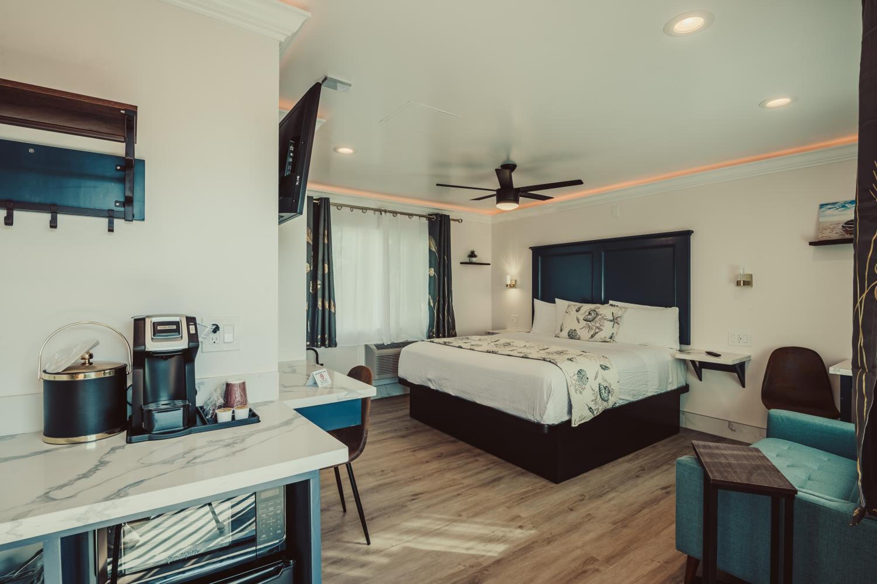 King Suite - Non-Smoking, No Pets - Photo 12