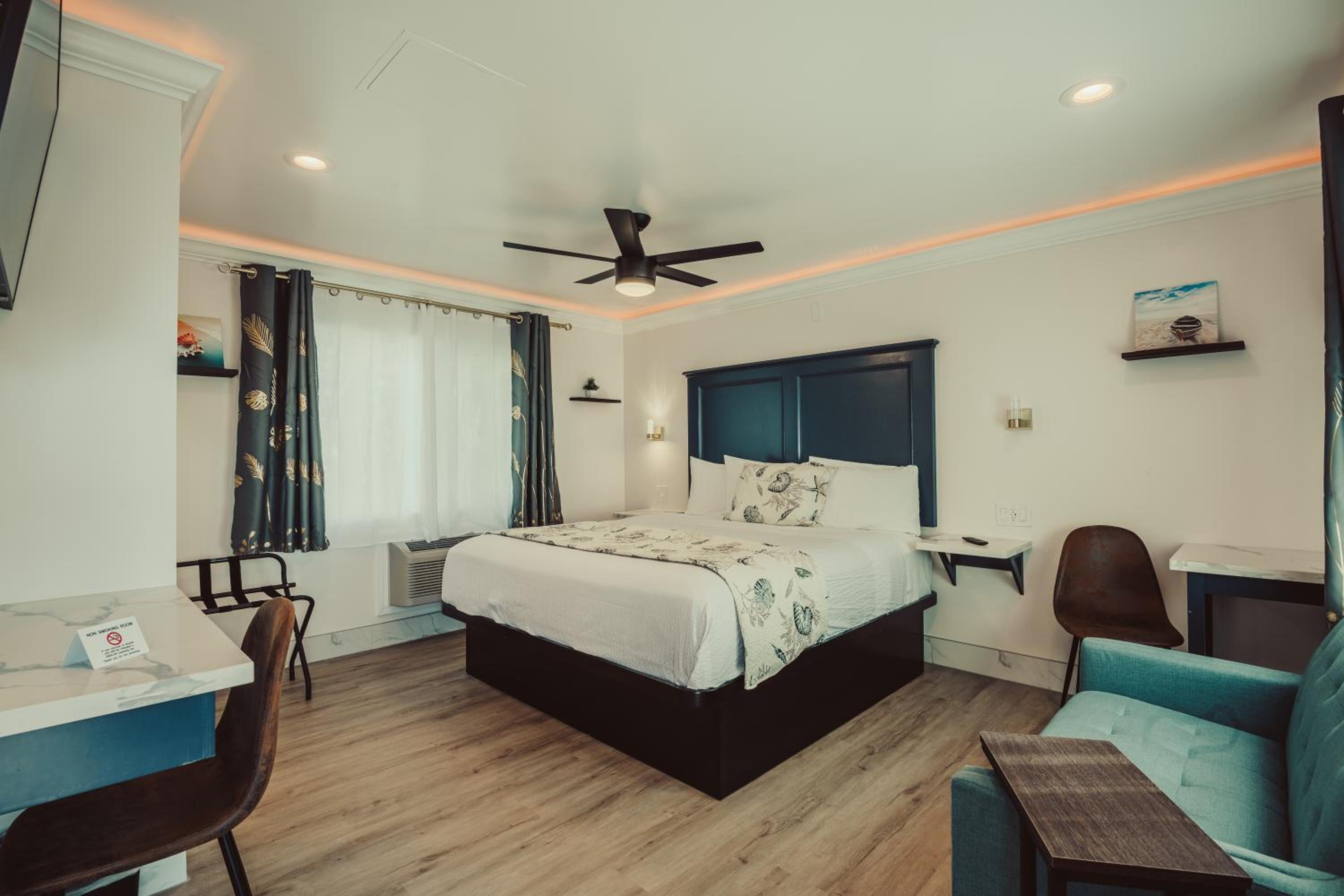 King Suite - Non-Smoking, No Pets - Photo 16